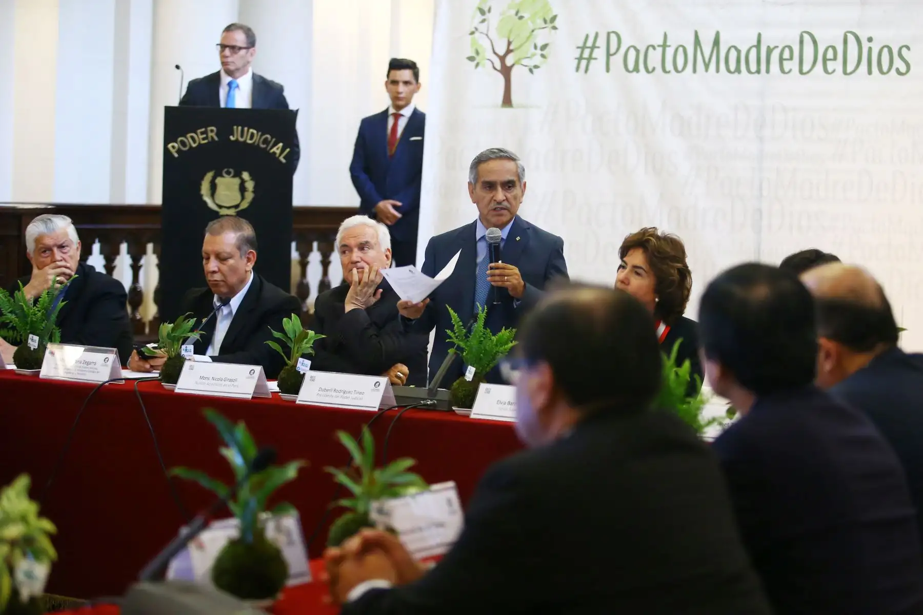LIMA PERÚ, ENERO 11. Presidente del Poder Judicial, Duberli Rodriguez entrega el  "Pacto de Madre de Dios por la Justicia Ambiental"  a la Conferencia Episcopal Peruana. Foto: ANDINA/Melina Mejía