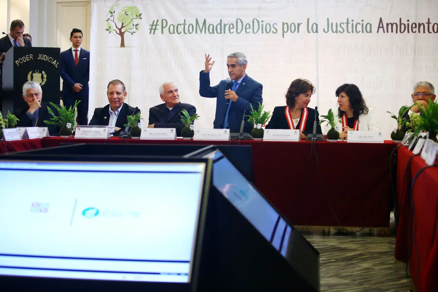 LIMA PERÚ, ENERO 11. Presidente del Poder Judicial, Duberli Rodriguez entrega el  "Pacto de Madre de Dios por la Justicia Ambiental"  a la Conferencia Episcopal Peruana. Foto: ANDINA/Melina Mejía