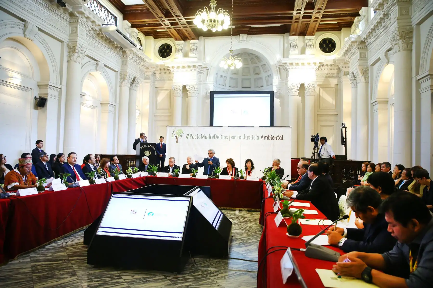 LIMA PERÚ, ENERO 11. Presidente del Poder Judicial, Duberli Rodriguez entrega el  "Pacto de Madre de Dios por la Justicia Ambiental"  a la Conferencia Episcopal Peruana. Foto: ANDINA/Melina Mejía