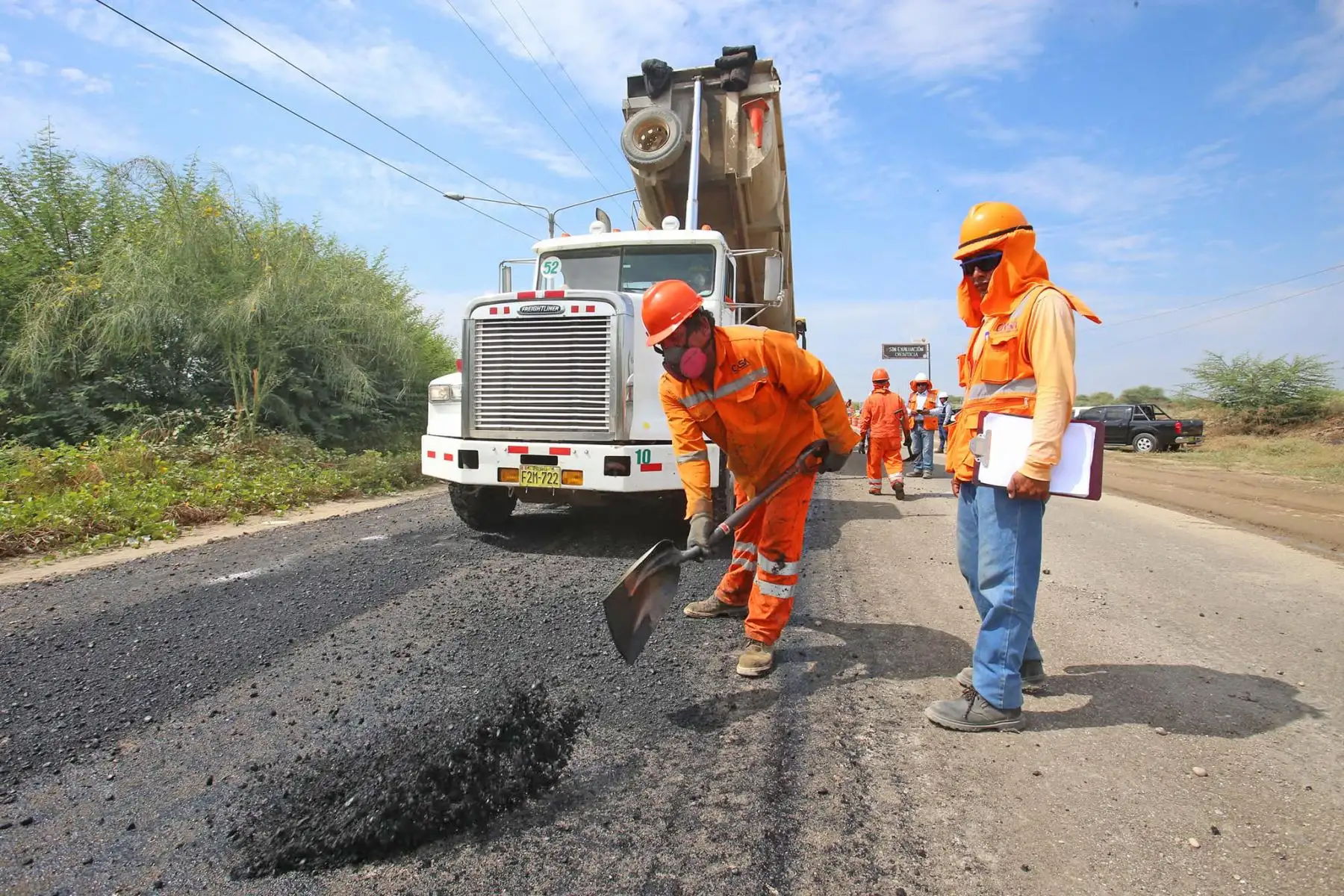 Presidente Kuczynski supervisa los trabajos de rehabilitación de vías en la carretera Catacaos – Sechura – Óvalo Bayóvar. Foto: ANDINA/ Prensa Presidencia