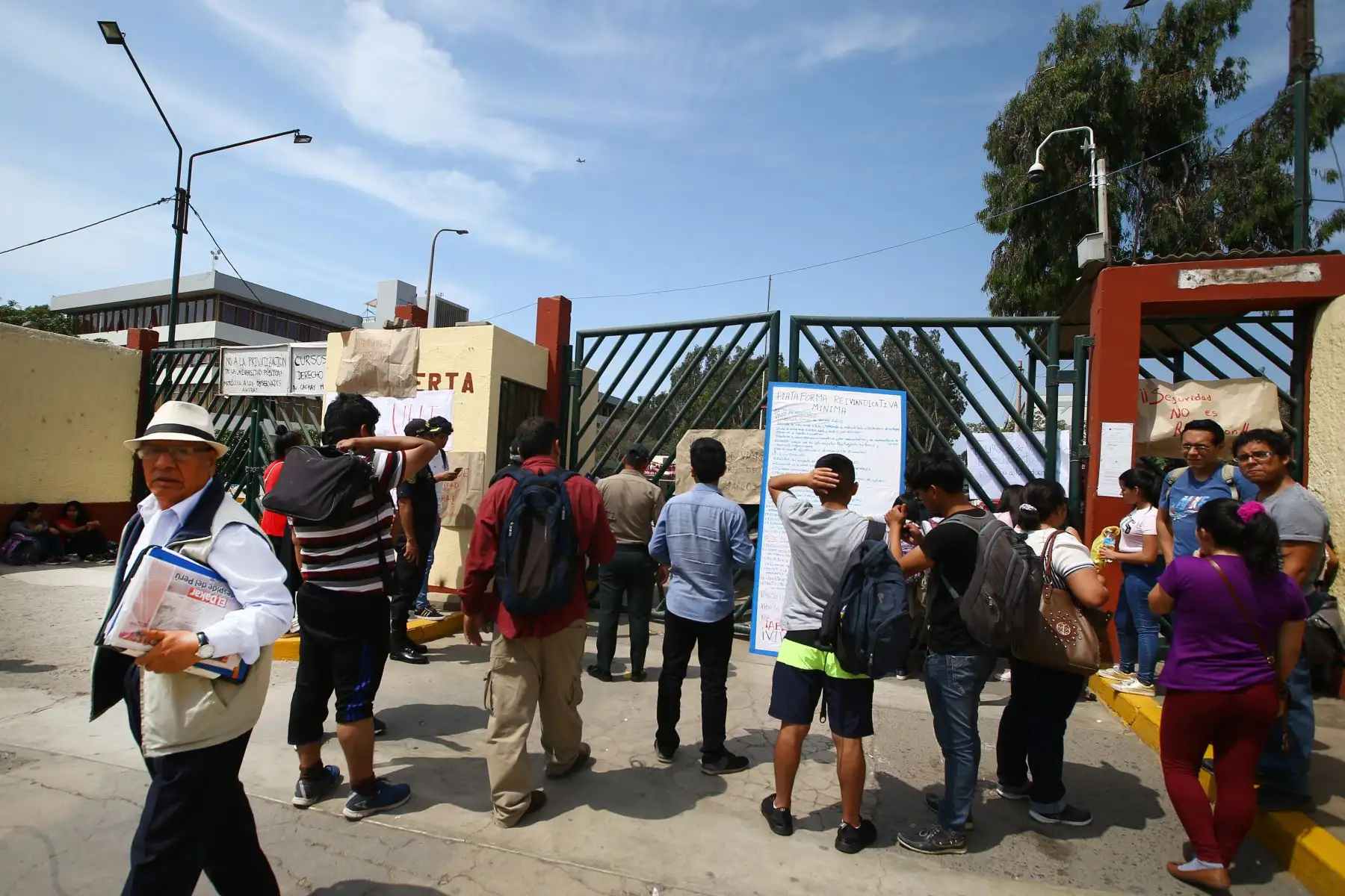 LIMA PERÚ, ENERO 11. Alumnos de San Marcos reclaman plan de seguridad y plataforma reivindicativa. Foto: ANDINA/Melina Mejía