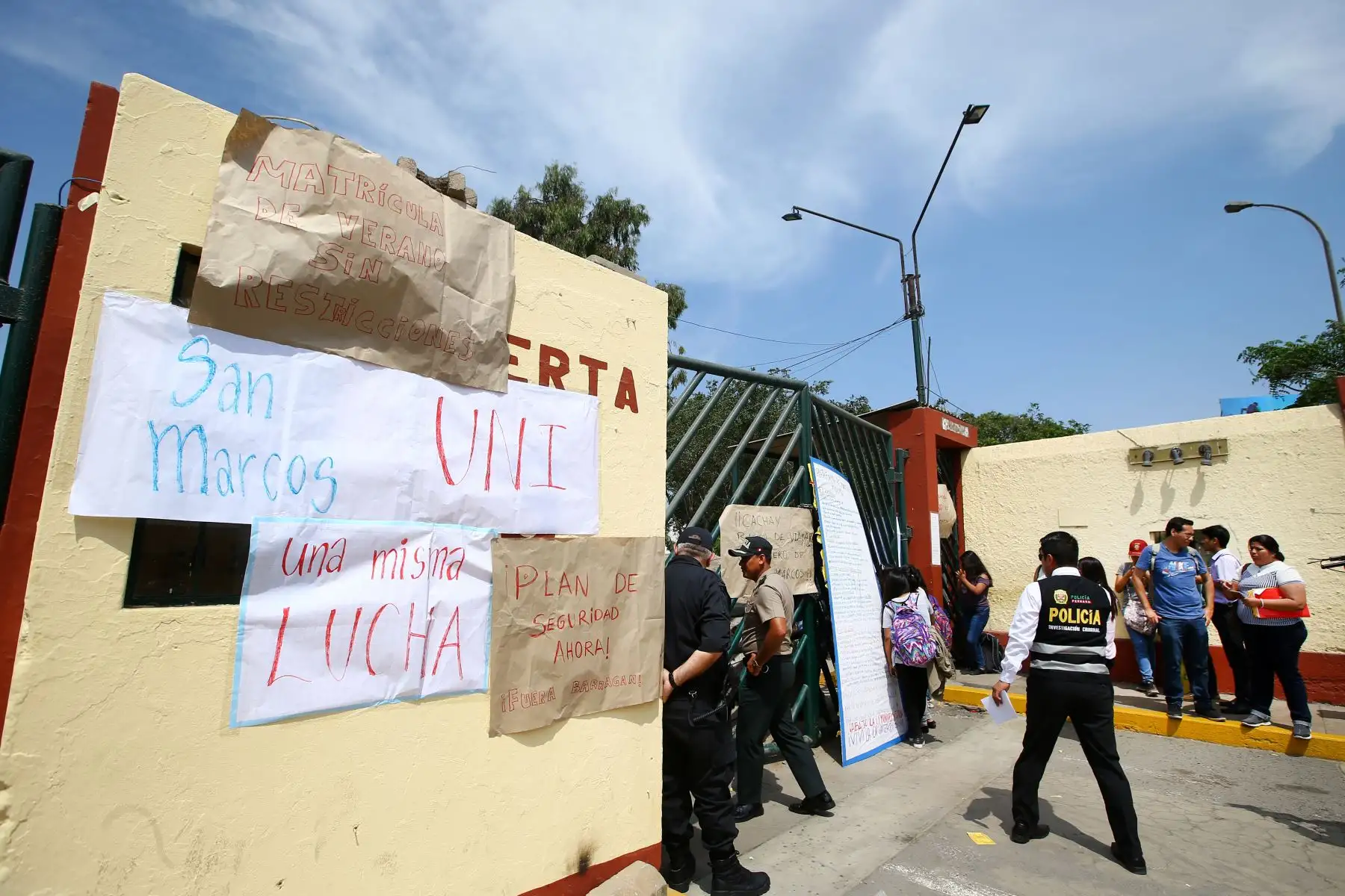 LIMA PERÚ, ENERO 11. Alumnos de San Marcos reclaman plan de seguridad y plataforma reivindicativa. Foto: ANDINA/Melina Mejía