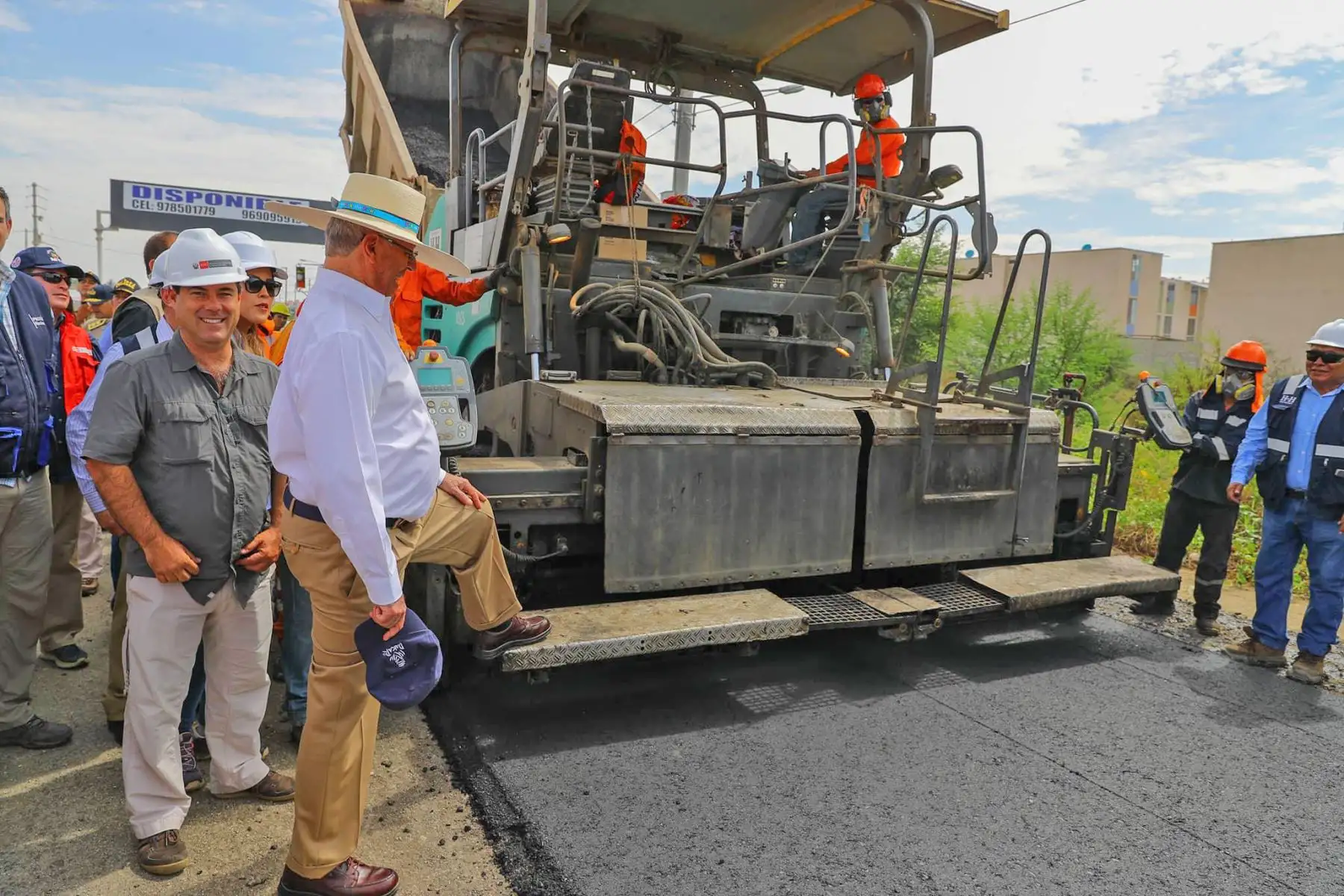 Presidente Kuczynski supervisa los trabajos de rehabilitación de vías en la carretera Catacaos – Sechura – Óvalo Bayóvar. Foto: ANDINA/ Prensa Presidencia