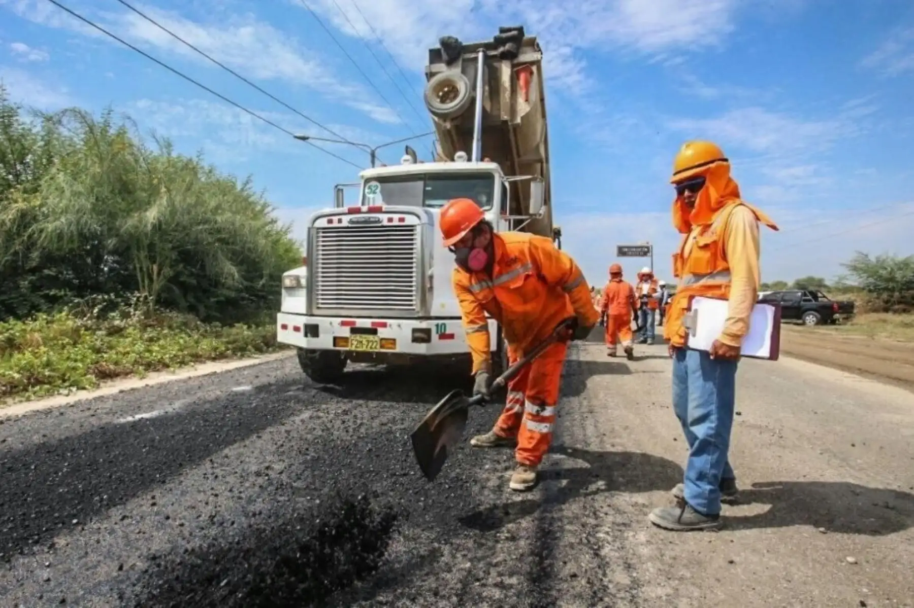 El ministro de Transportes y Comunicaciones, Bruno Giuffra, destacó hoy que como parte del proceso de Reconstrucción con Cambios el Gobierno está rehabilitando importantes tramos viales y puentes afectados por El Niño Costero, a fin de afianzar la transitabilidad en la región Piura.