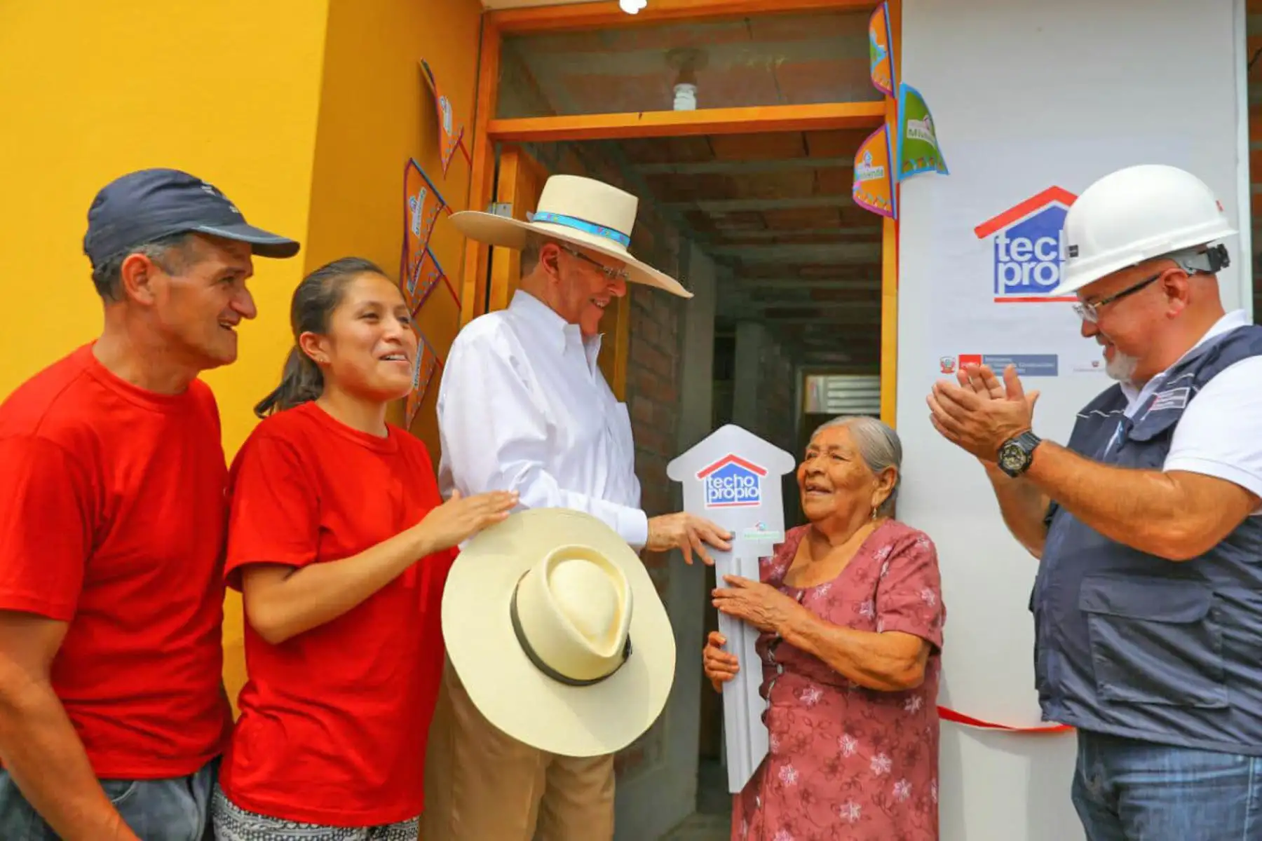 Presidente Pedro Pablo Kuczynski entrega viviendas  en el distrito de Catacaos en la región Piura. Foto: ANDINA/ Prensa Presidencia