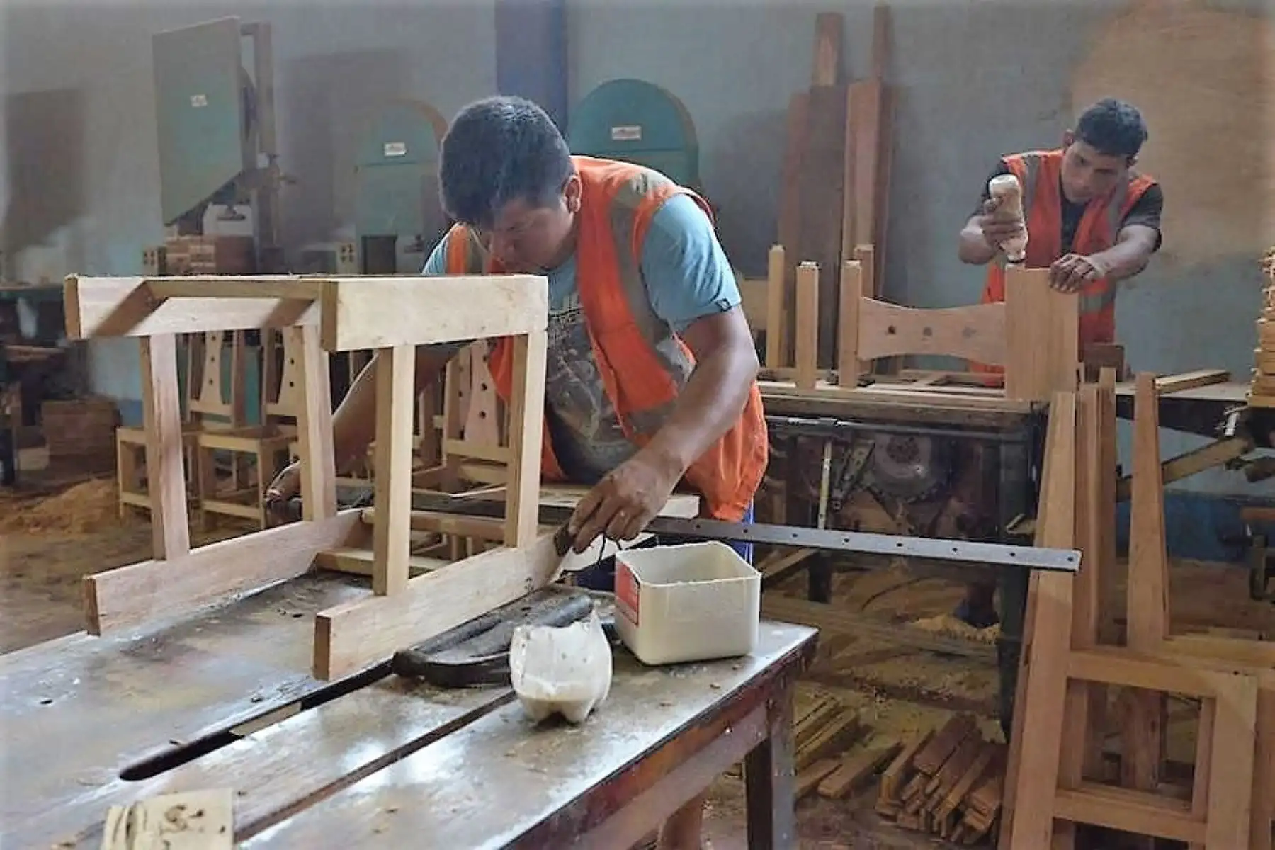 Desde fines de diciembre, los internos del penal San Francisco de Asís, trabajan en tiempo récord en el armado de sillas para la vista del Papa Francisco.
