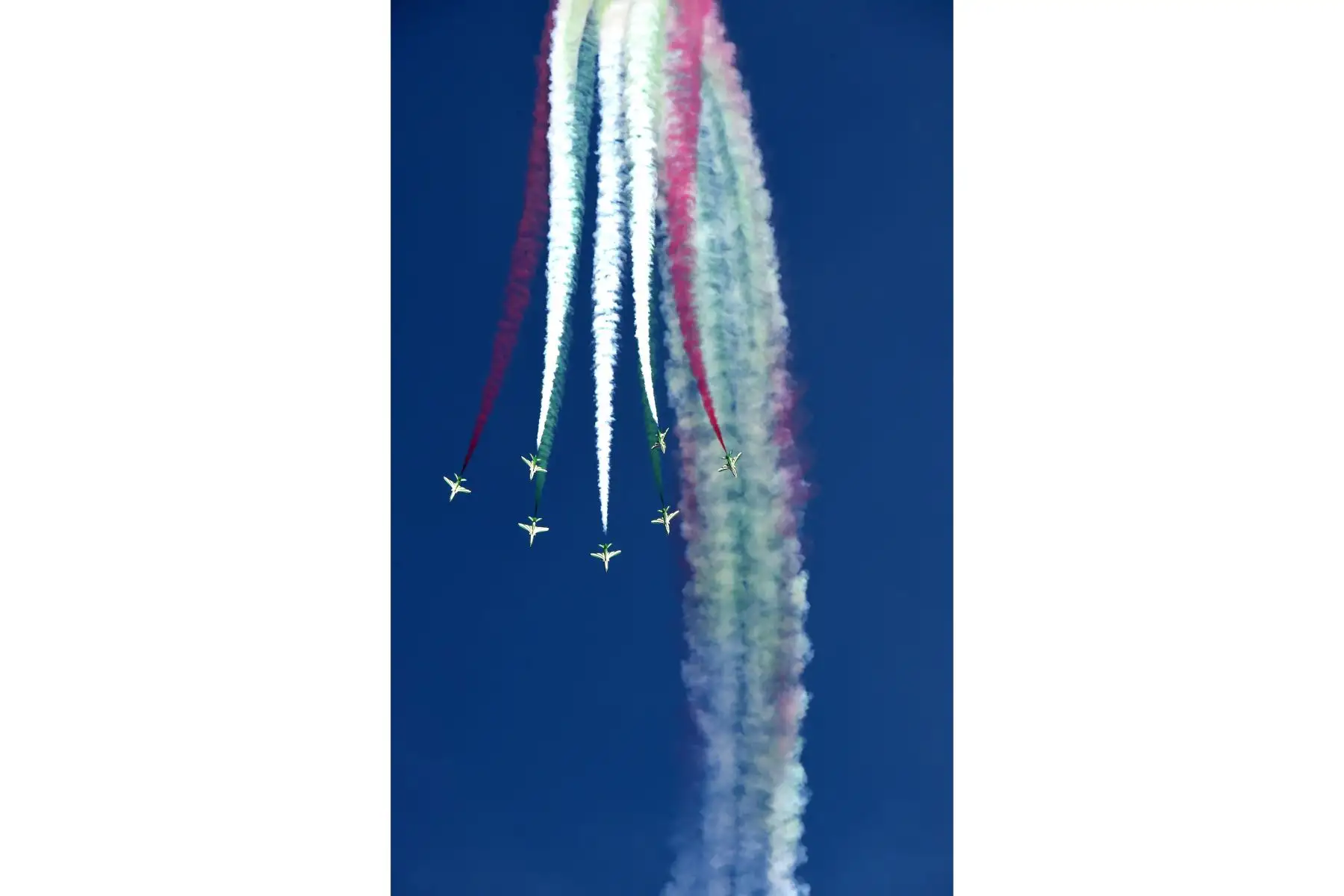 Equipo Acrobático de los Emiratos Árabes Unidos se presenta durante la 4ª Exhibición de Aviación Saudita. Foto: AFP