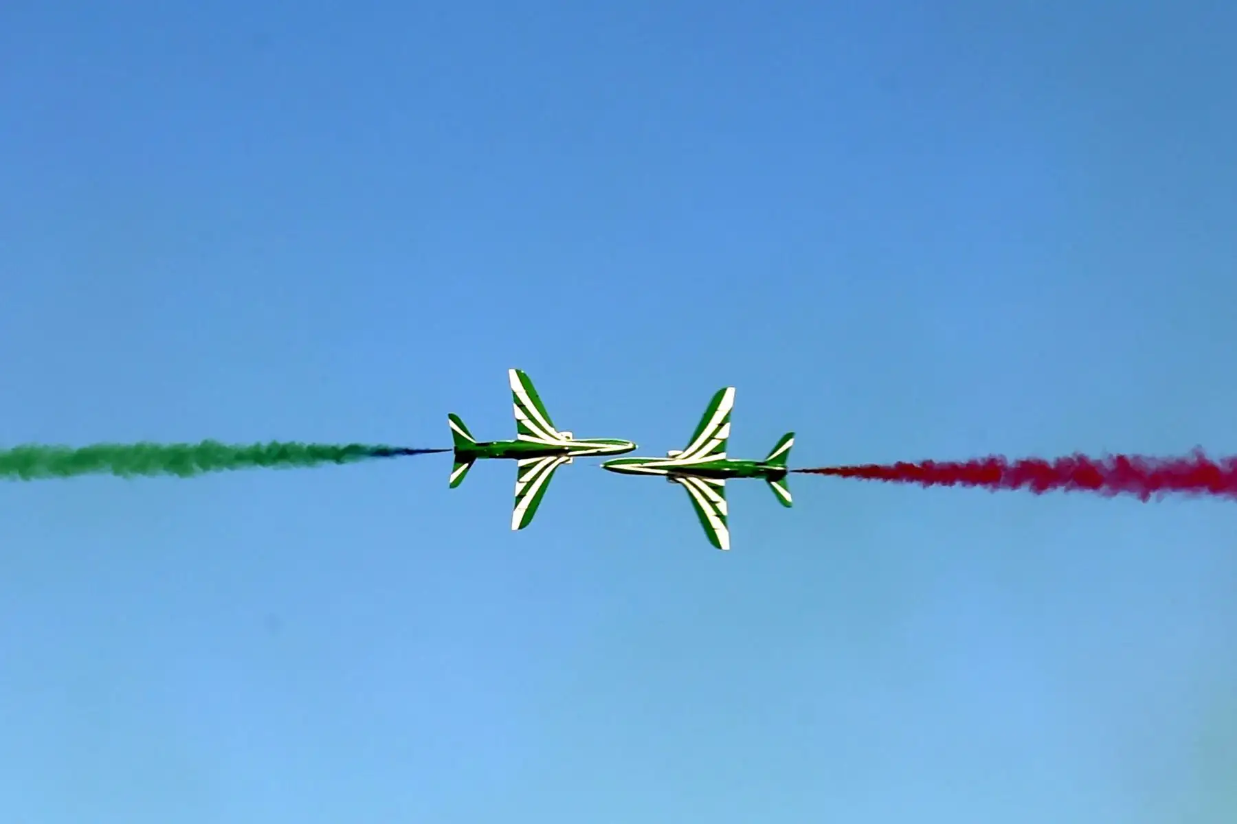 Equipo Acrobático de los Emiratos Árabes Unidos se presenta durante la 4ª Exhibición de Aviación Saudita. Foto: AFP