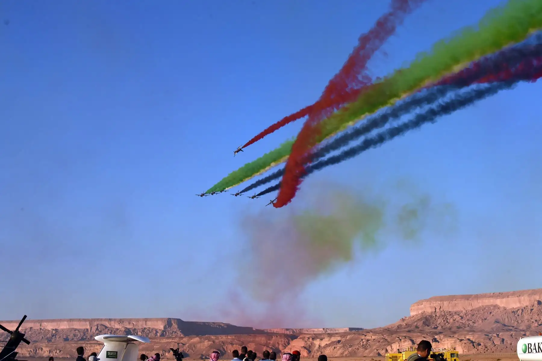 Equipo Acrobático de los Emiratos Árabes Unidos se presenta durante la 4ª Exhibición de Aviación Saudita. Foto: AFP