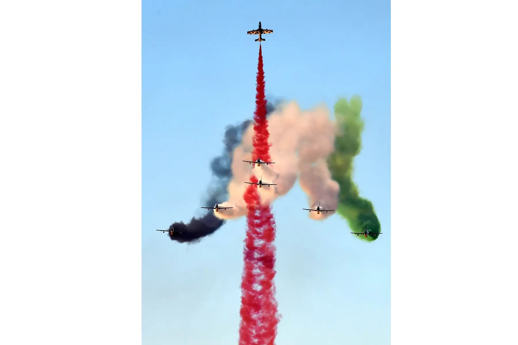 Equipo Acrobático de los Emiratos Árabes Unidos se presenta durante la 4ª Exhibición de Aviación Saudita. Foto: AFP