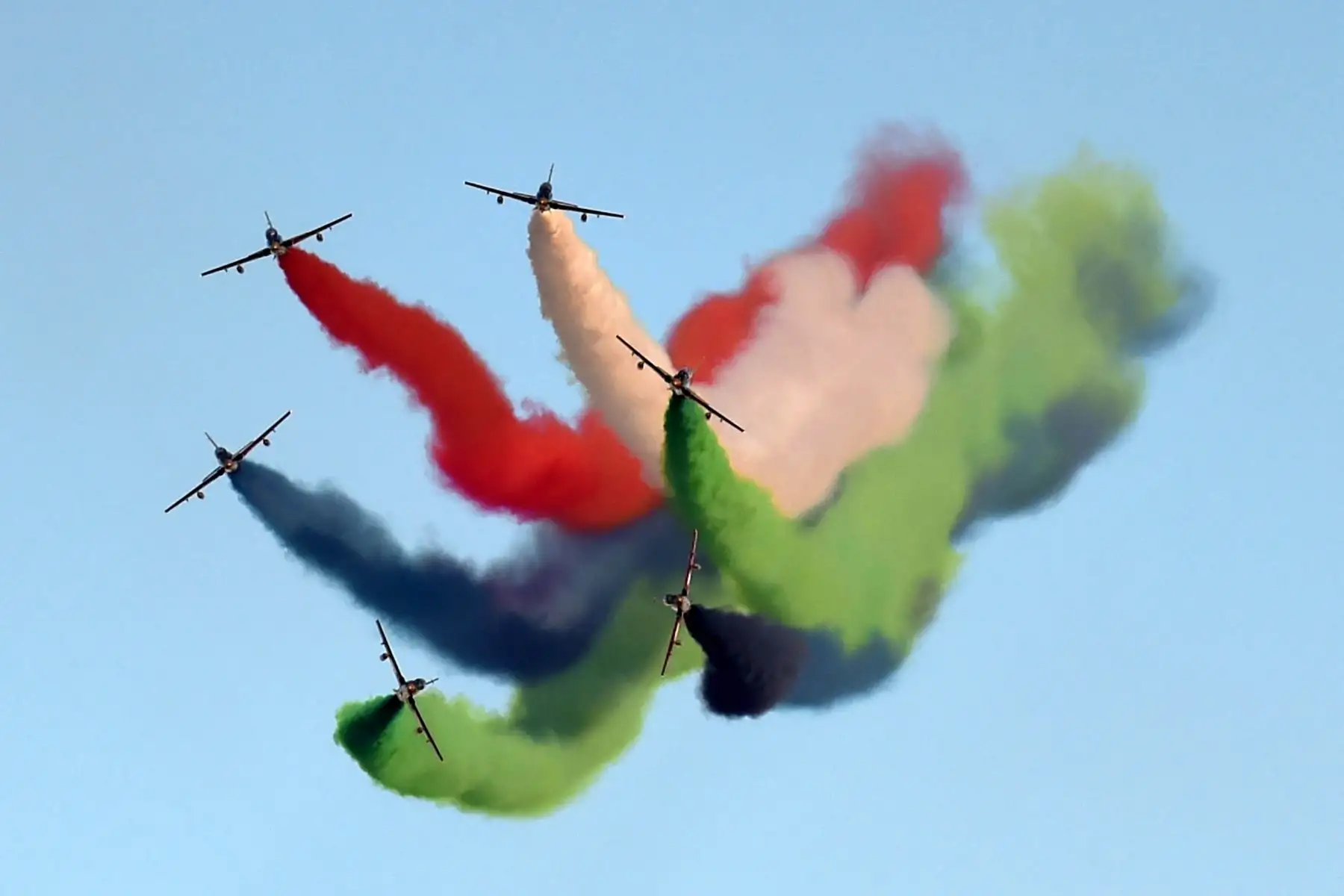 Equipo Acrobático de los Emiratos Árabes Unidos se presenta durante la 4ª Exhibición de Aviación Saudita. Foto: AFP