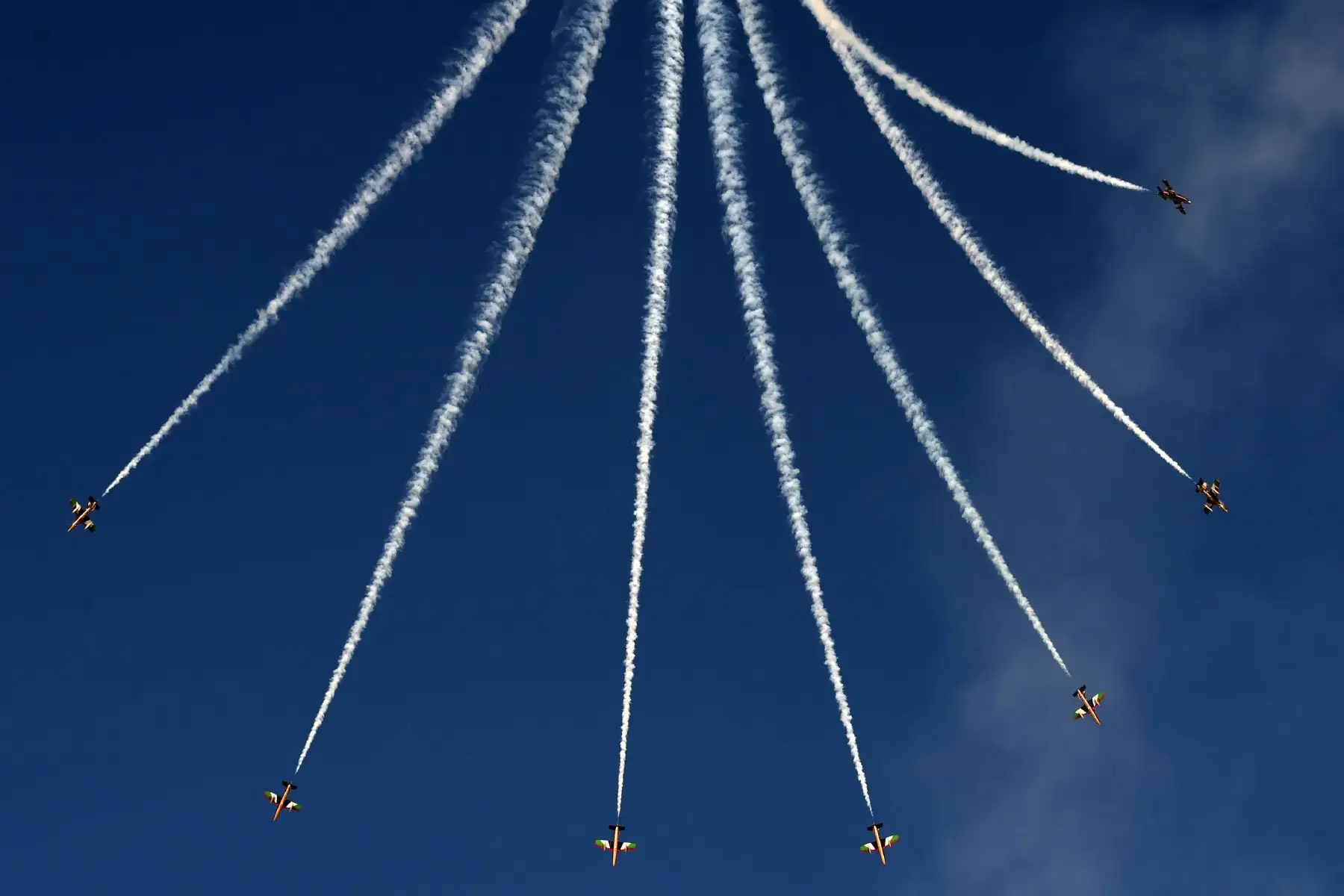 Equipo Acrobático de los Emiratos Árabes Unidos se presenta durante la 4ª Exhibición de Aviación Saudita. Foto: AFP
