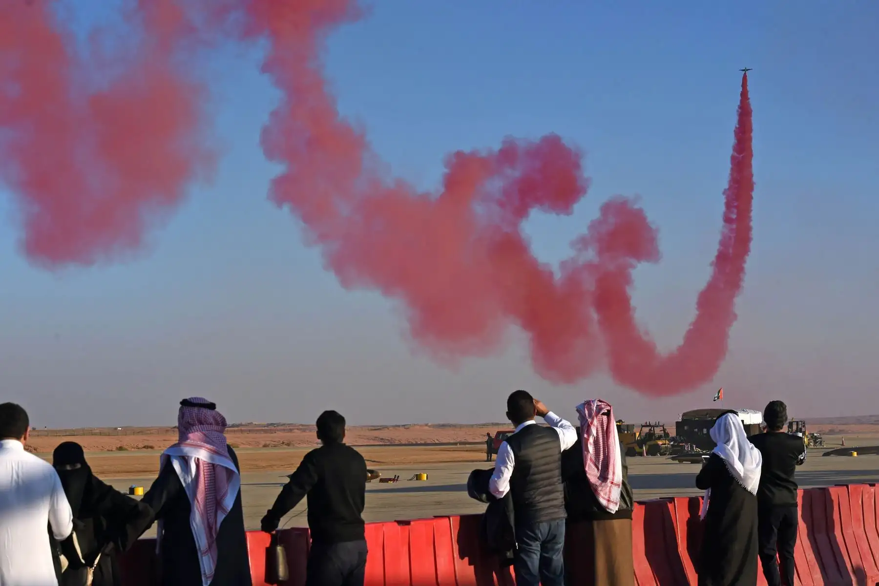 Equipo Acrobático de los Emiratos Árabes Unidos se presenta durante la 4ª Exhibición de Aviación Saudita. Foto: AFP
