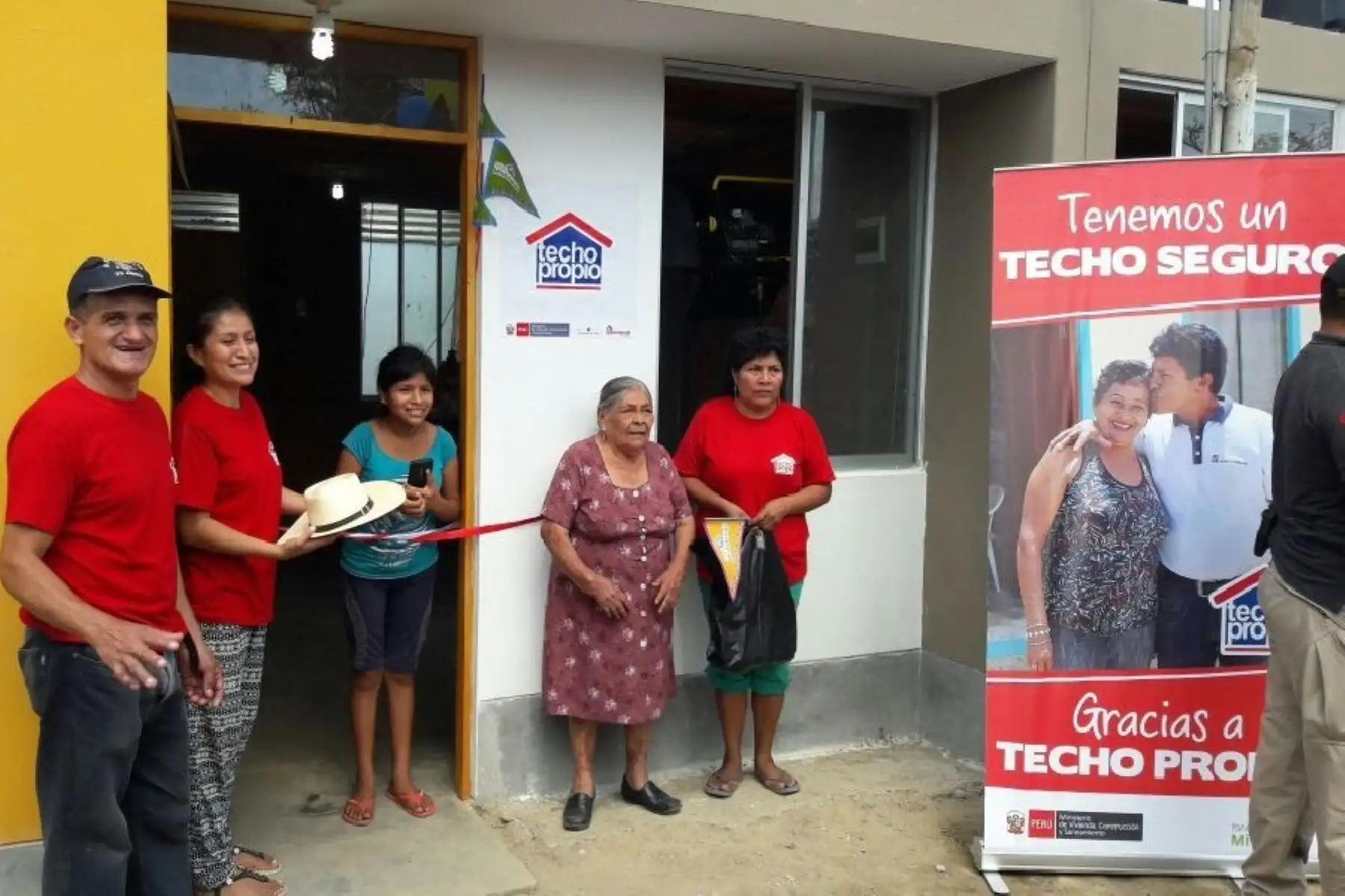 Ministro de Vivienda, Carlos Bruce, destaca entrega de primeras viviendas definitivas a damnificados por El Niño costero en Piura. ANDINA/Difusión