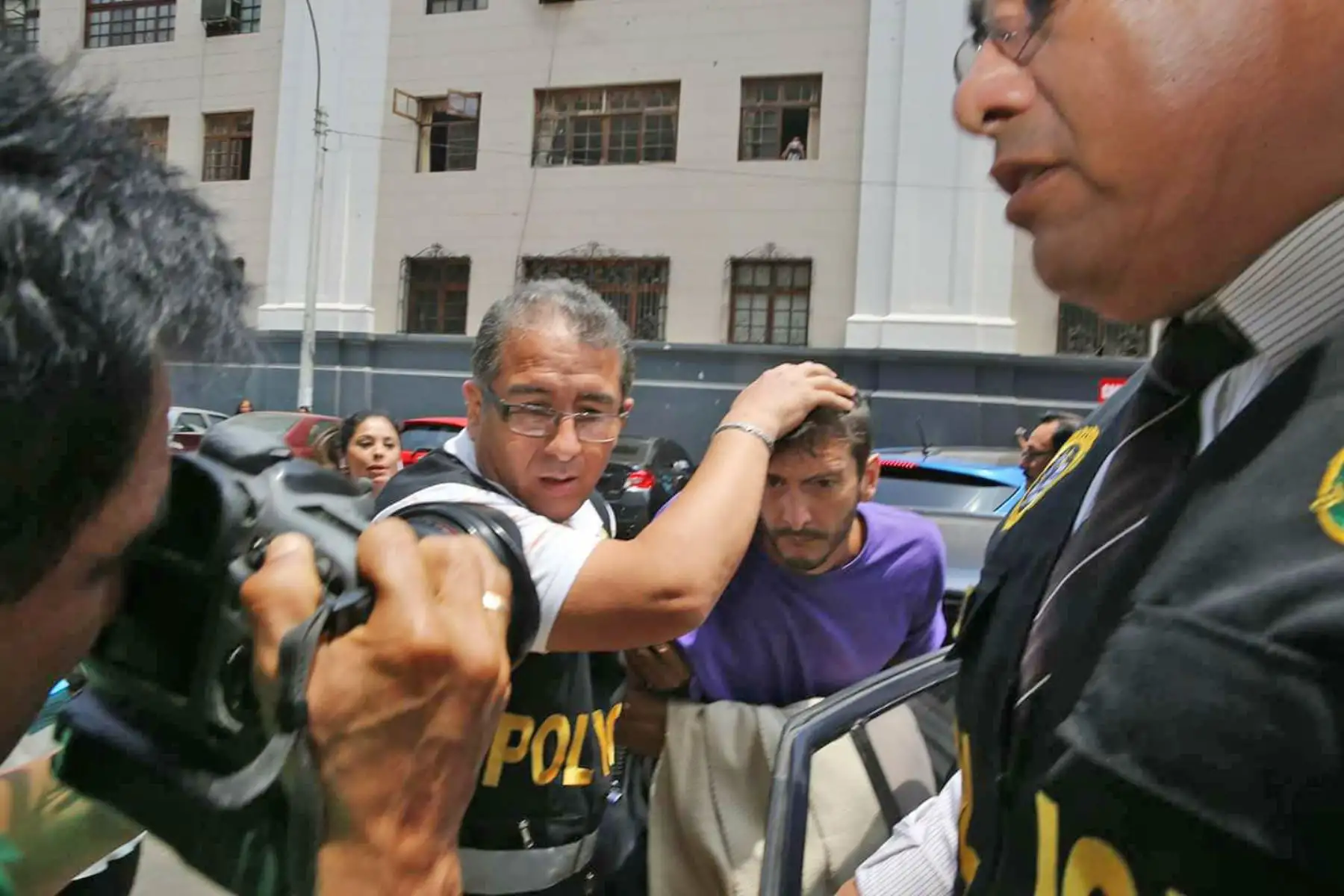El músico y conductor de televisión Edu Saettone, fue trasladado a la carceleta en el Poder Judicial. Foto: ANDINA/ Difusión