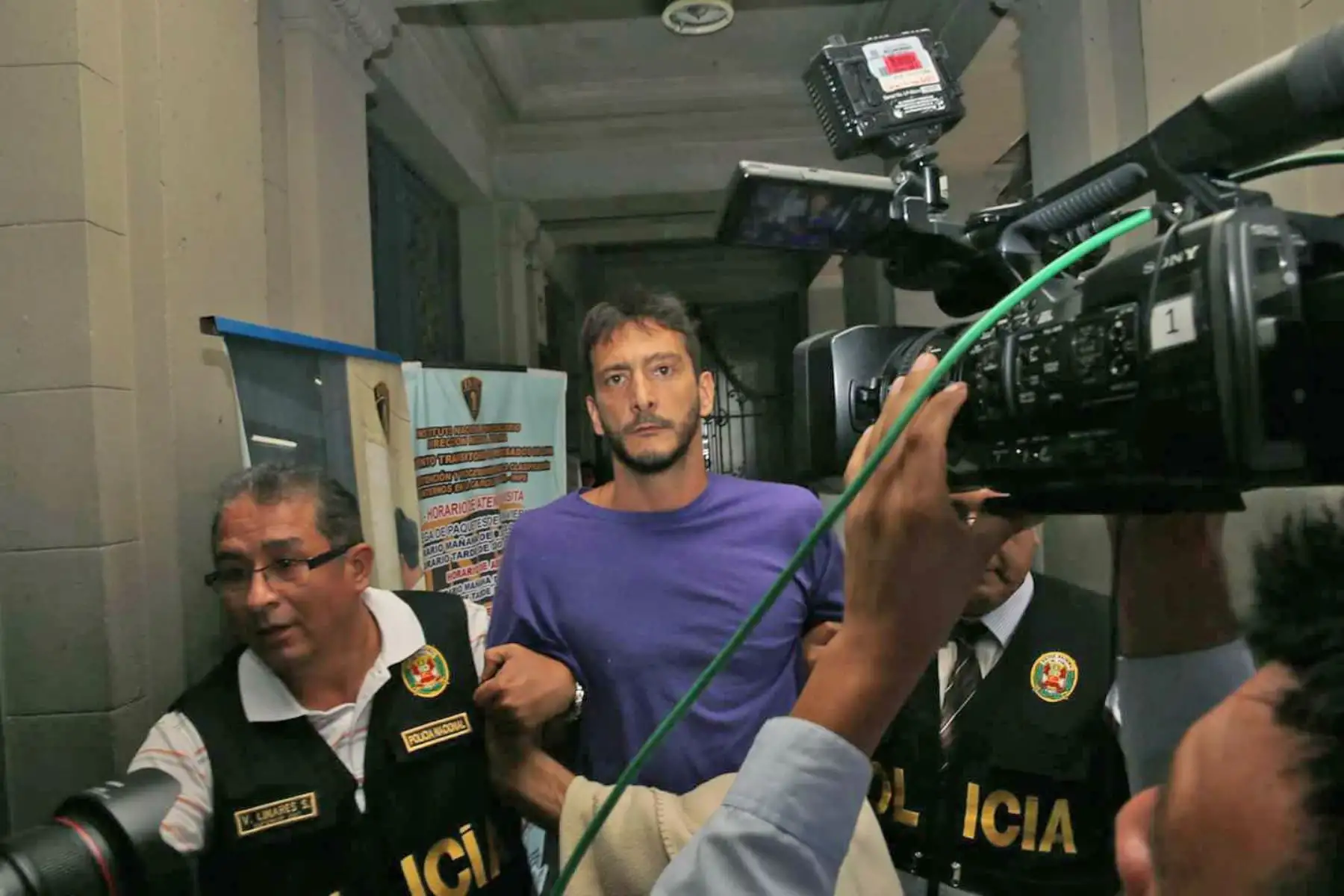 El músico y conductor de televisión Edu Saettone, fue trasladado a la carceleta en el Poder Judicial. Foto: ANDINA/ Difusión