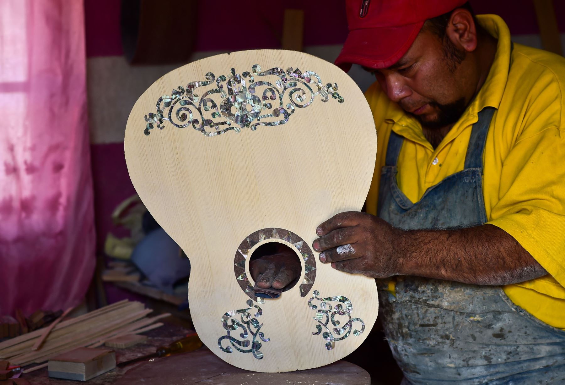 Luthier hace réplica de la guitarra de "Coco". Foto: AFP