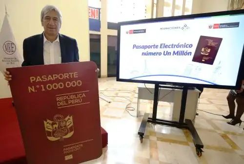 Exmundialista de la Selección Peruana de Fútbol Germán Leguía, recibió pasaporte electrónico número un millón. Foto: ANDINA/Difusión.