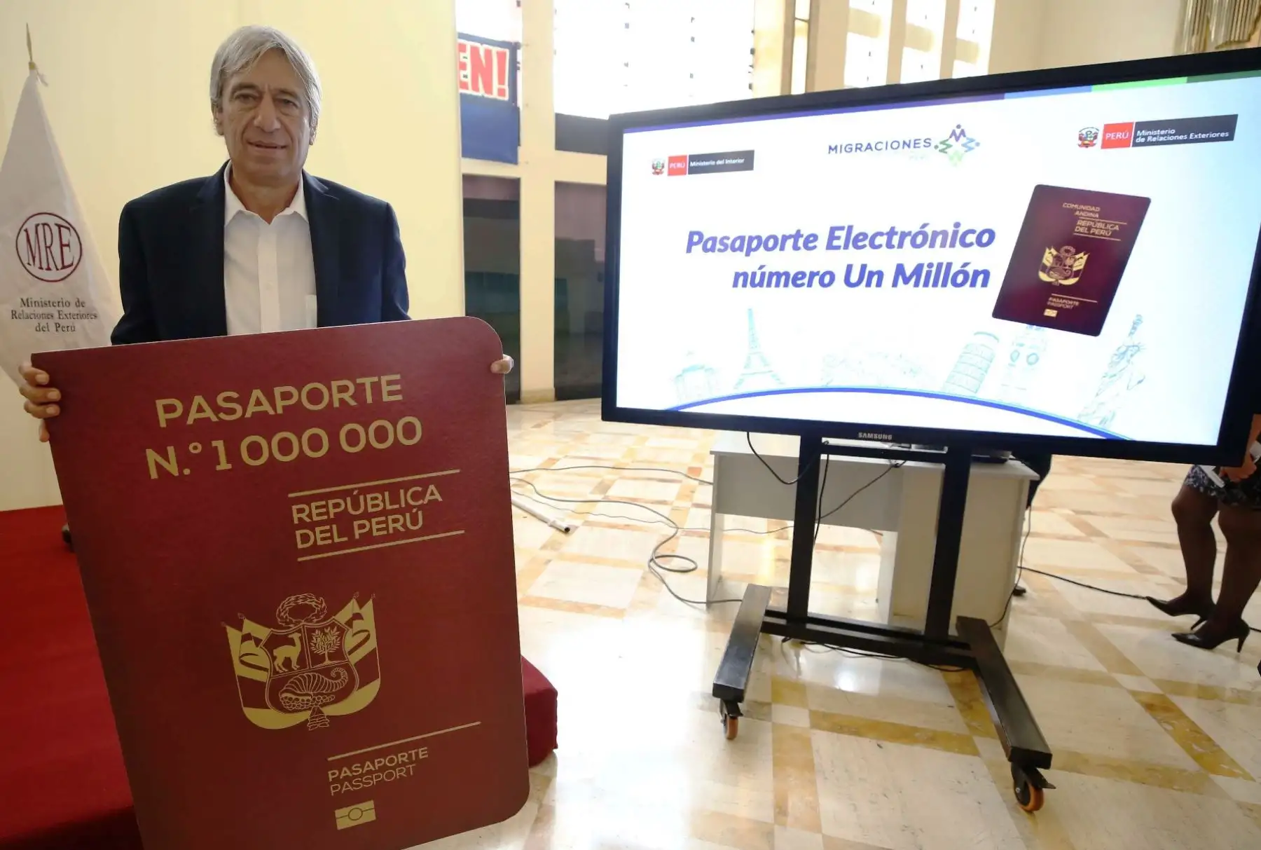 Exmundialista de la Selección Peruana de Fútbol Germán Leguía, recibió pasaporte electrónico número un millón. Foto: ANDINA/Difusión.
