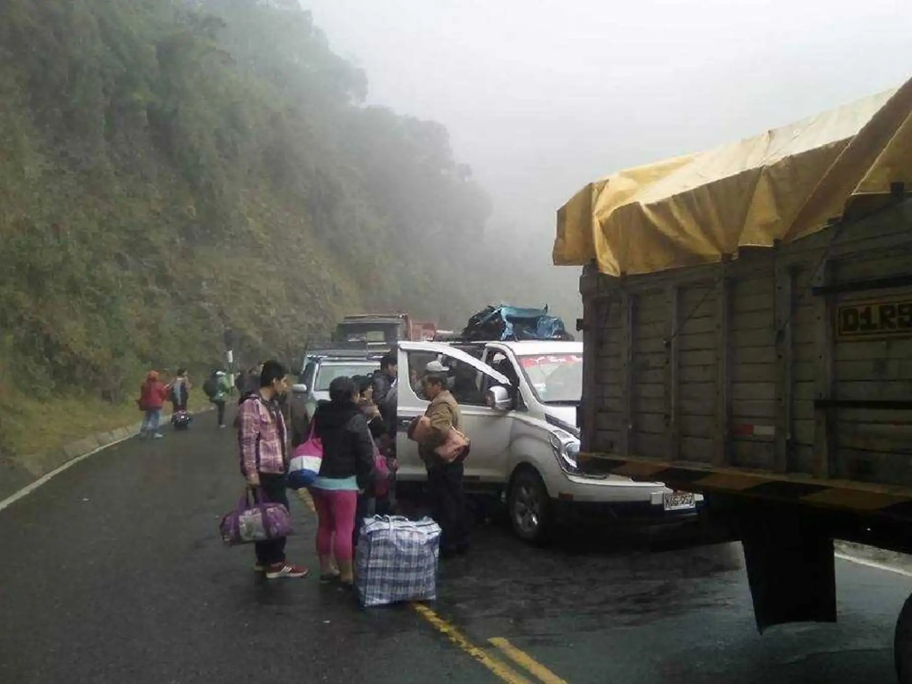 Se encuentran varados numerosos vehículos de transporte de pasajeros, carga e incluso servicio turístico,