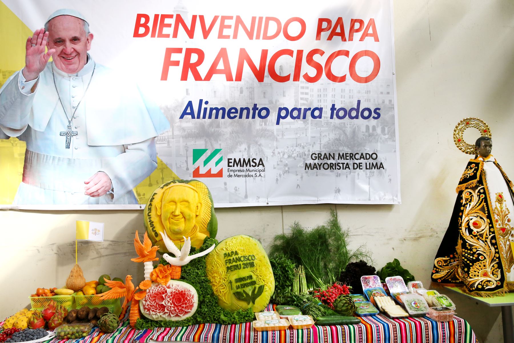 Verduras y frutas de distintos colores adornan mesa preparada por los comerciantes. Foto: ANDINA/Melina Mejía.