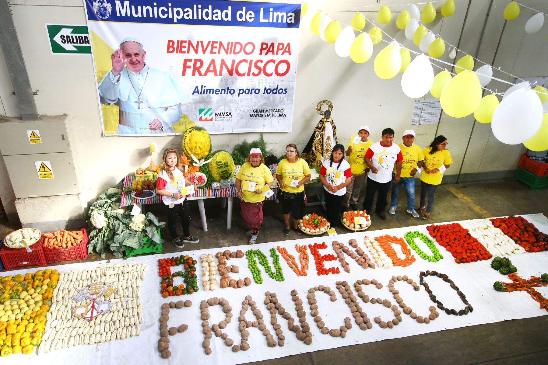 Con tubérculos y otros productos agrícolas se escribió la frase "Bienvenido Francisco" y se hicieron las banderas del Perú y del Vaticano. Foto: ANDINA/Melina Mejía.