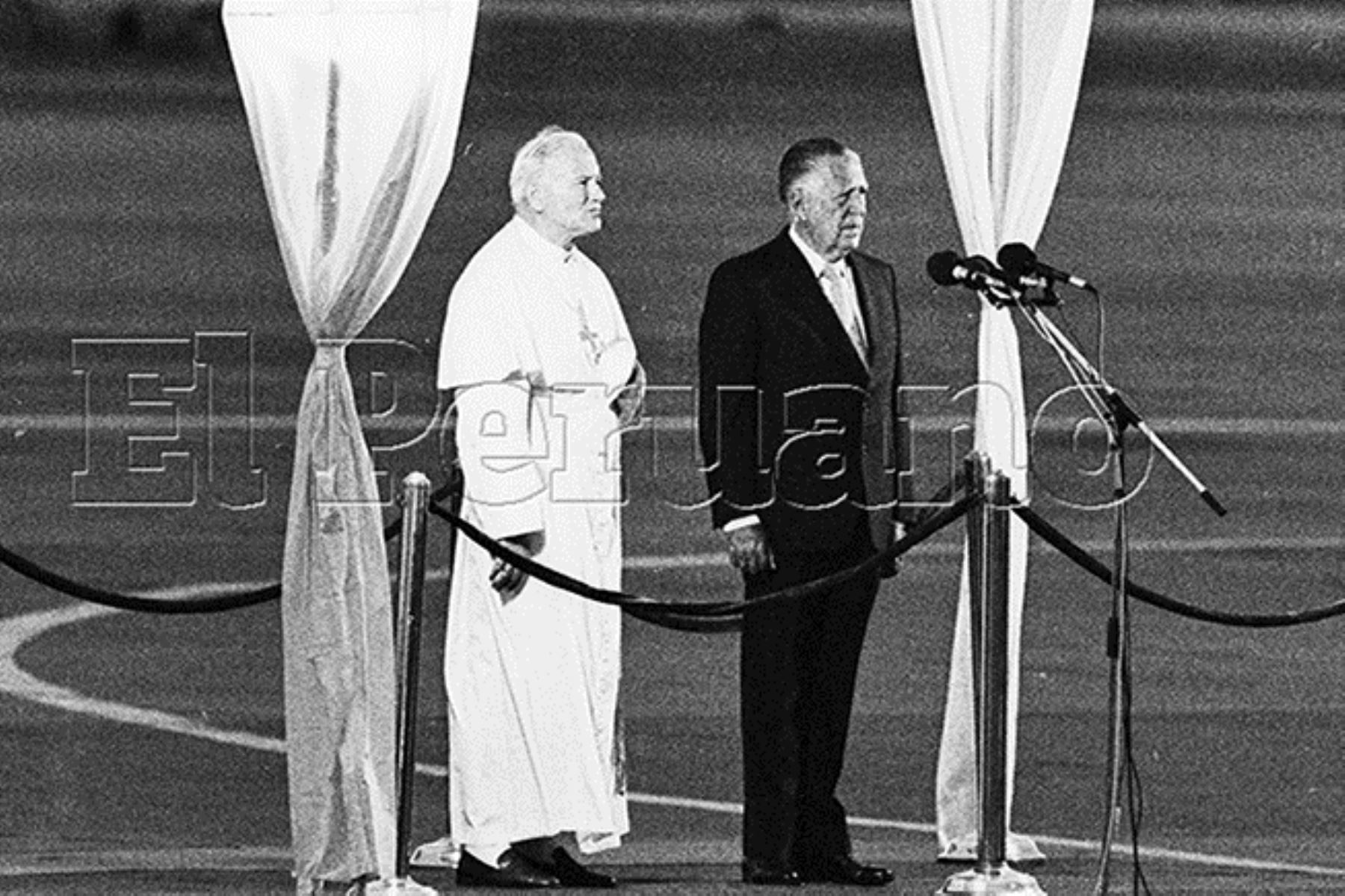 Callao (1985) El presidente Fernando Belaunde Terry da la bienvenida a su Santidad el Papa Juan Pablo II a su llegada al Perú en el Grupo Aereo n° 8.
