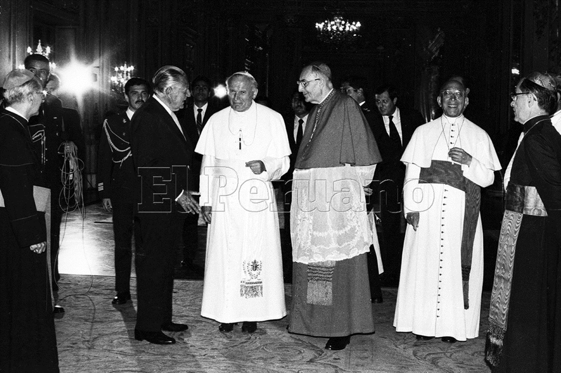 Lima (1895) El Papa Juan Pablo II, el presidente Fernando Belaunde Terry y el cardenal Juan Landázuri Rickkets en Palacio de Gobierno.