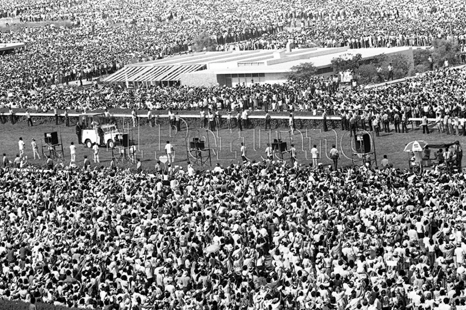 Lima (1985) En el Hipódromo de Monterrico exhortó a los jóvenes a no practicar la violencia como medio para transformar la sociedad.