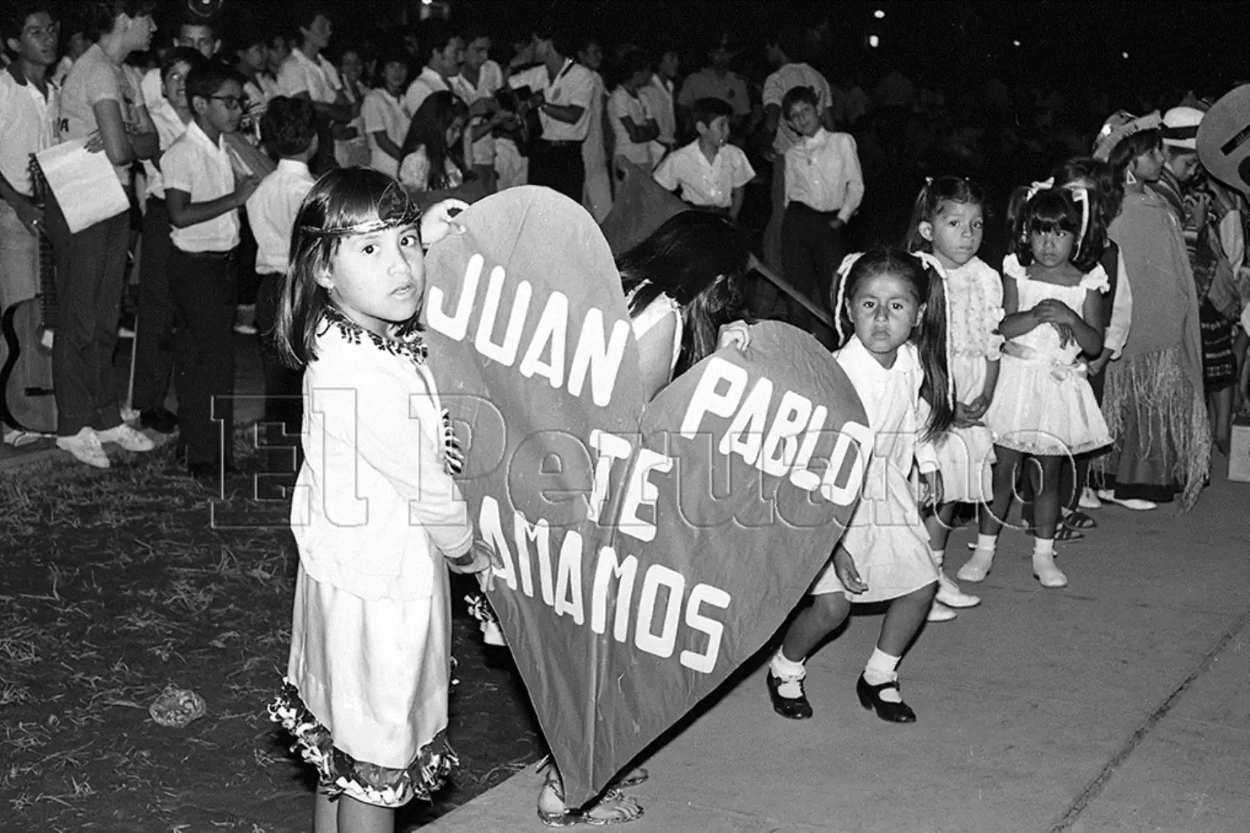 Lima (1985) Un grupo de niñas y cientos de fieles católicos se apostan frente a la Nunciatura Apostólica donde descansa el Santo Padre.