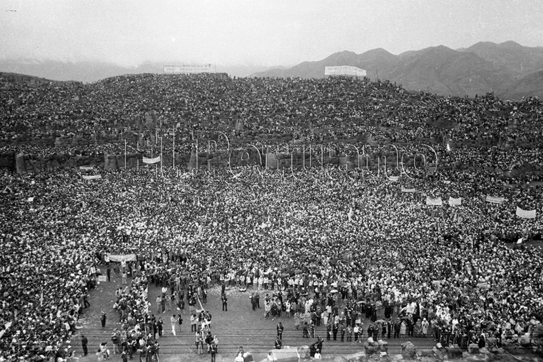 Cusco (1985) Vista panorámica de la liturgia en Sacsayhuaman, donde coronó a la Virgen del Carmen de Paucartambo.