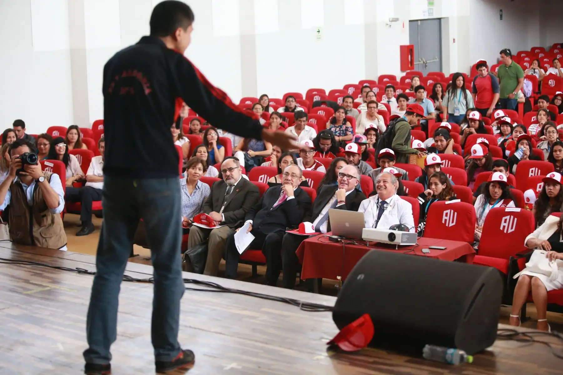 Estudiantes de 33 colegios exponen problemas sociales como la discriminación y la centralización ante el ministro de Educación, Idel Vexler. Foto: ANDINA Jhony Laurente