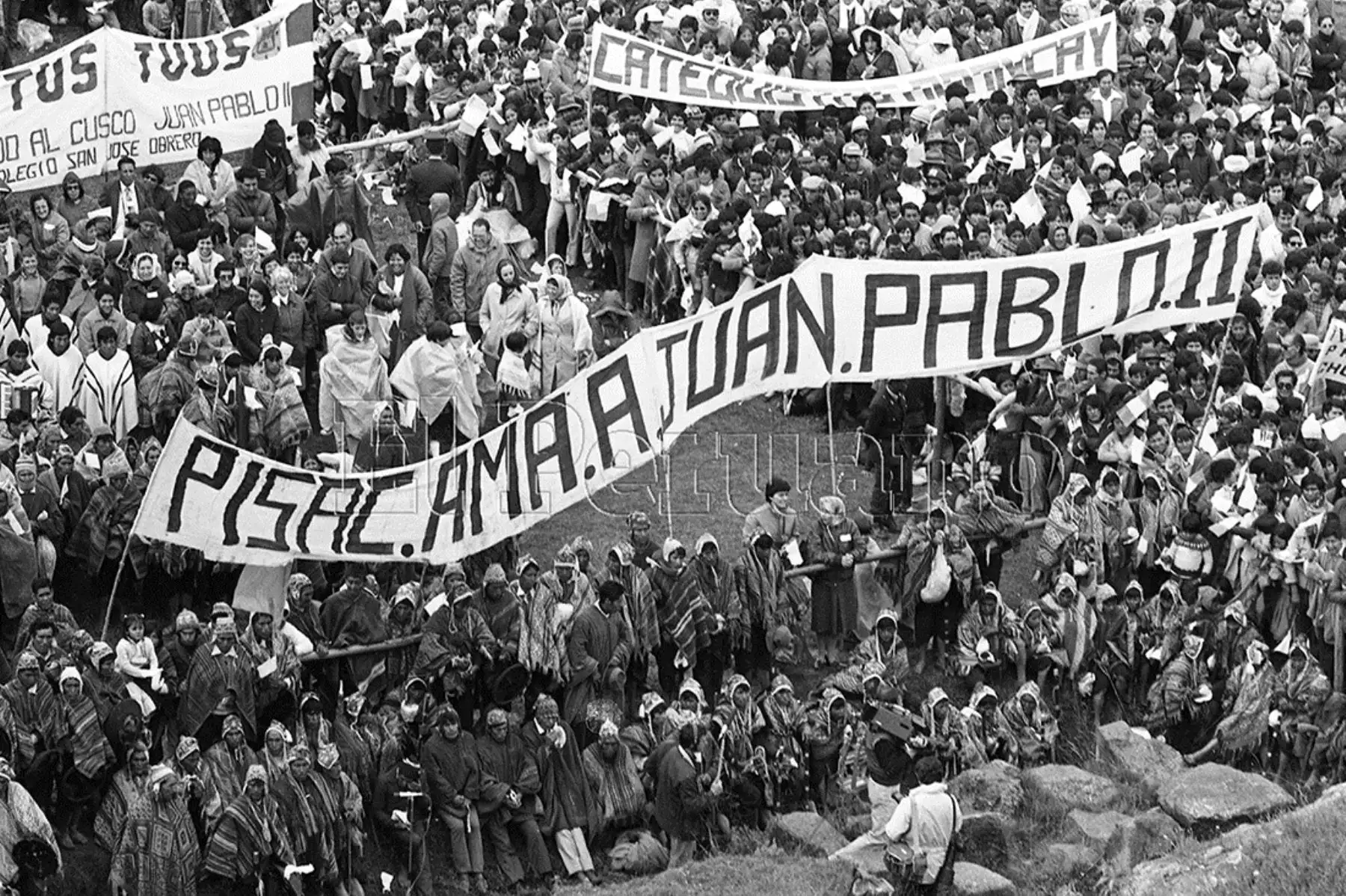 Cusco (1985) Miles de personas provenientes de comunidades indígenas y campesinas escucharon el mensaje en la explanada de la Fortaleza de Sacsayhuaman.