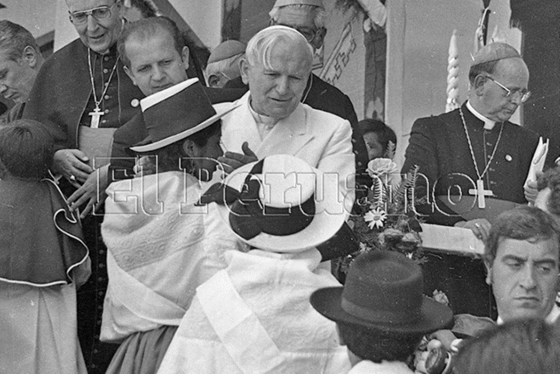 Ayacucho (1985) Juan Pablo II brindó consuelo a mujeres de esta ciudad y rechazó la violencia terrorista.
