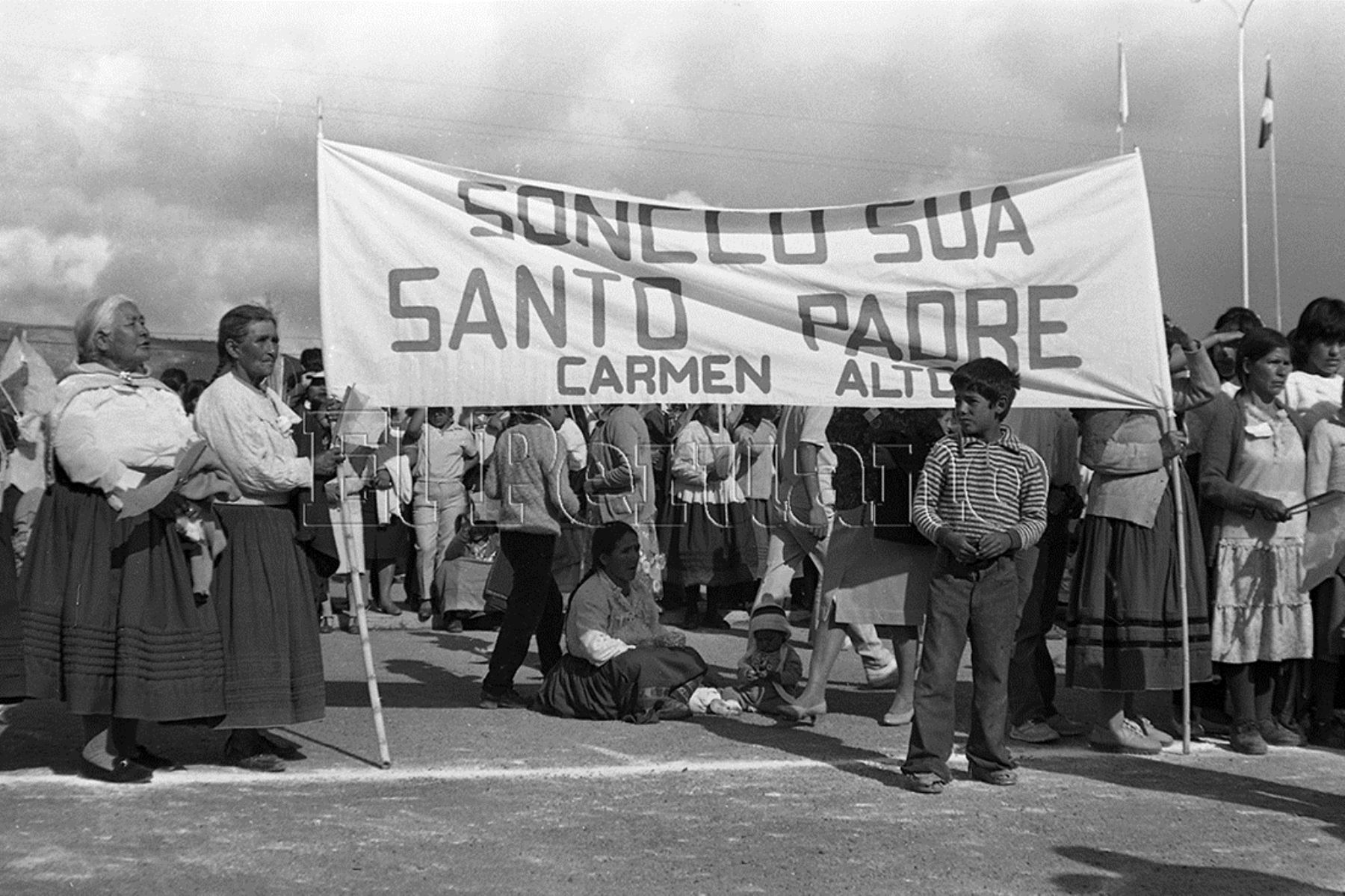 Ayacucho (1985) Miles de personas provenientes de comunidades de todo el departamento le dieron la bienvenida. En su mensaje condenó la violencia y solidarizó con el pueblo ayacuchano.