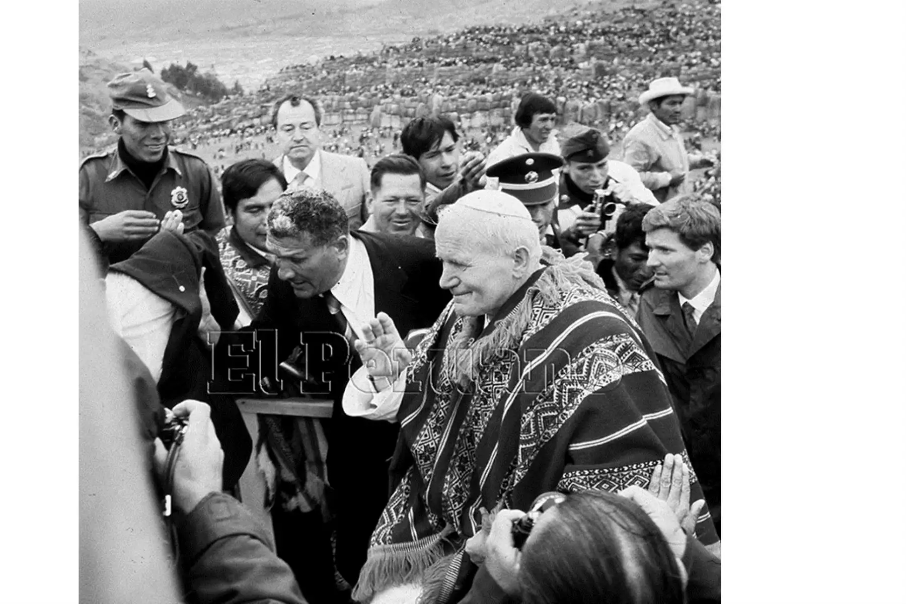 Cusco (1985) El Papa Juan Pablo II luce un vistoso poncho andino tras liturgia en explanada de Sacsayhuaman. El Santo Padre coronó a la Virgen del Carmen de Paucartambo ante miles de fieles.