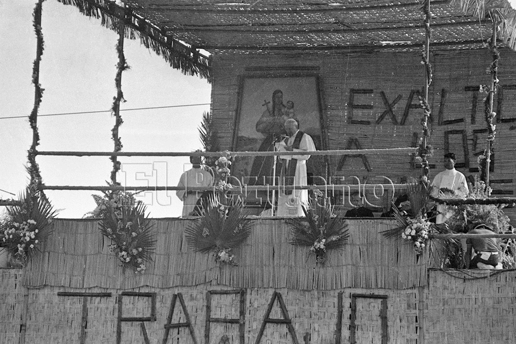 Lima (1985) Desde un estrado de esteras en Villa El Salvador, dirigió un mensaje de fe a la multitud.