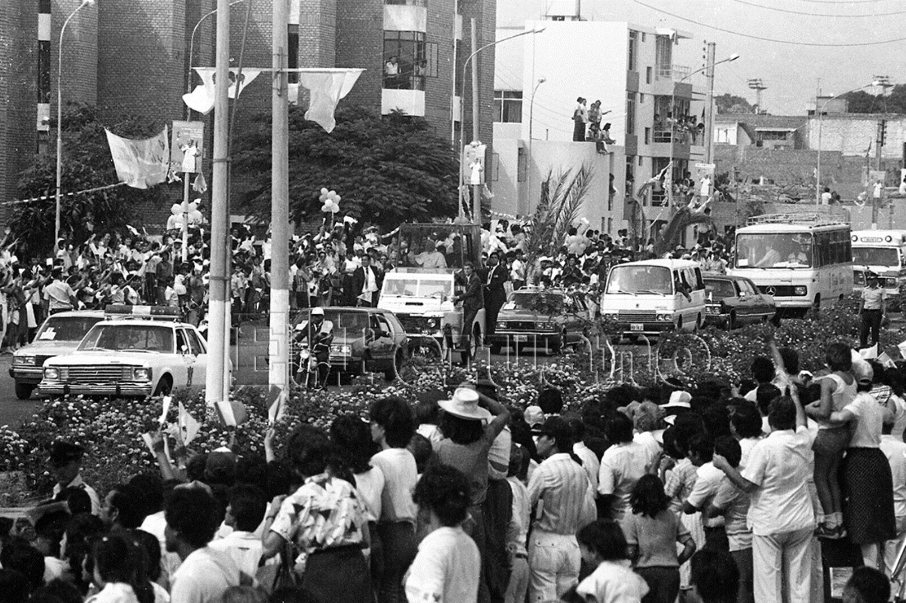 Trujillo (1985) En papamóvil, Juan Pablo II recibe multitudinaria bienvenida a la ciudad de la eterna privamera.