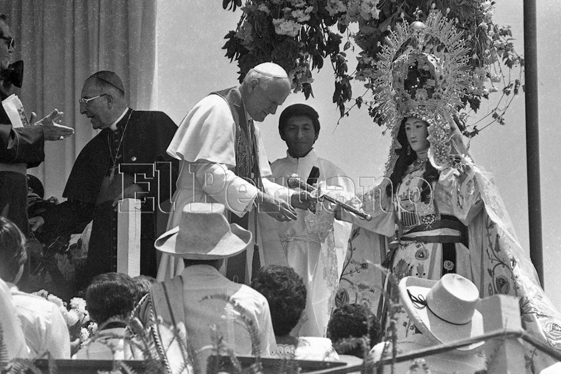 Arequipa (1985) En su segundo día de visita oficial al Perú, Juan Pablo II canonizó a Sor Ana Monteagudo y coronó la imagen de la Virgen de Chapi, patrona de Arequipa.