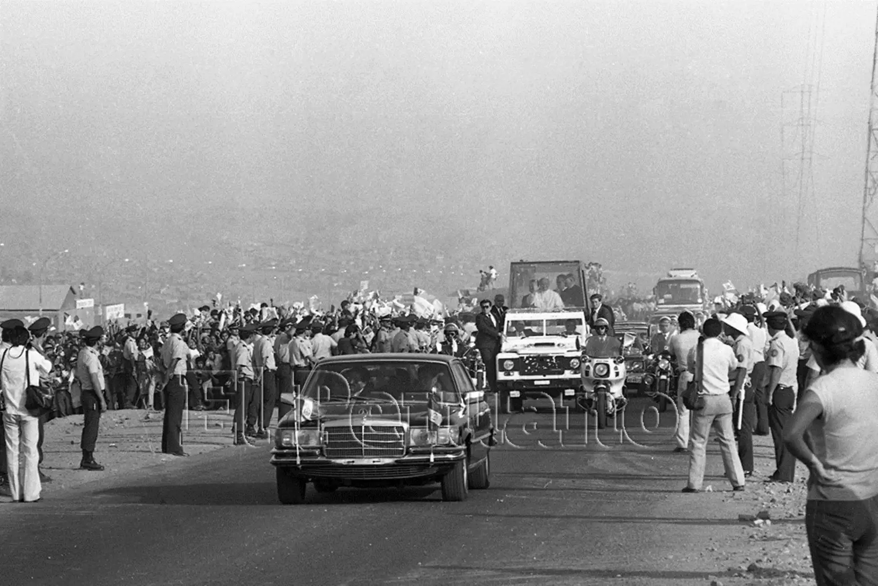 Lima (1985). El Papa Juan Pablo II llega a Villa El Salvador donde dirigió un mensaje a una multitud proveniente de pueblos jóvenes del cono sur de Lima.