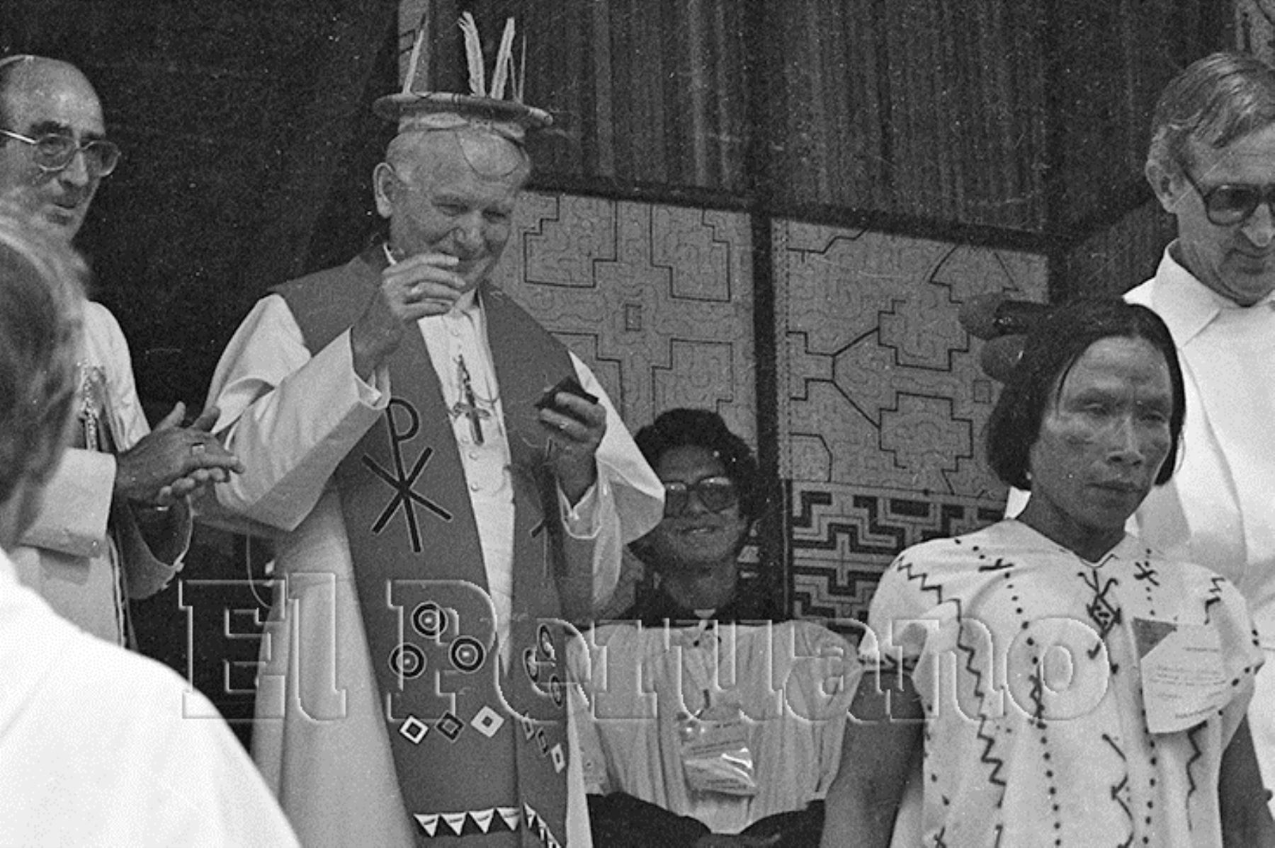 Iquitos (1985) Juan Pablo II recibió con buen agrado la corona típica de la Selva que la comunidad nativa le colocó sobre la cabeza.
