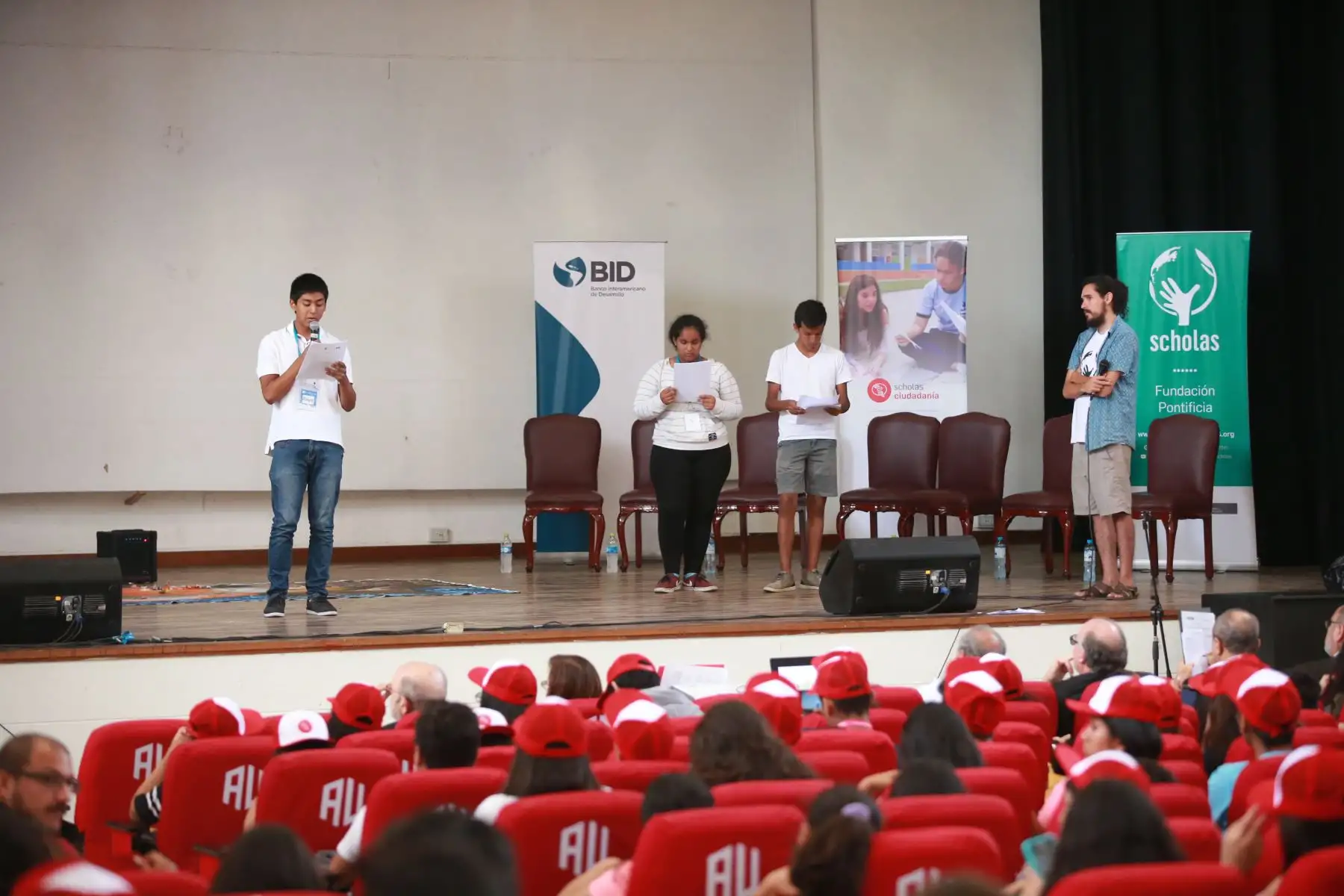 Estudiantes de 33 colegios exponen problemas sociales como la discriminación y la centralización ante el ministro de Educación, Idel Vexler. Foto: ANDINA Jhony Laurente