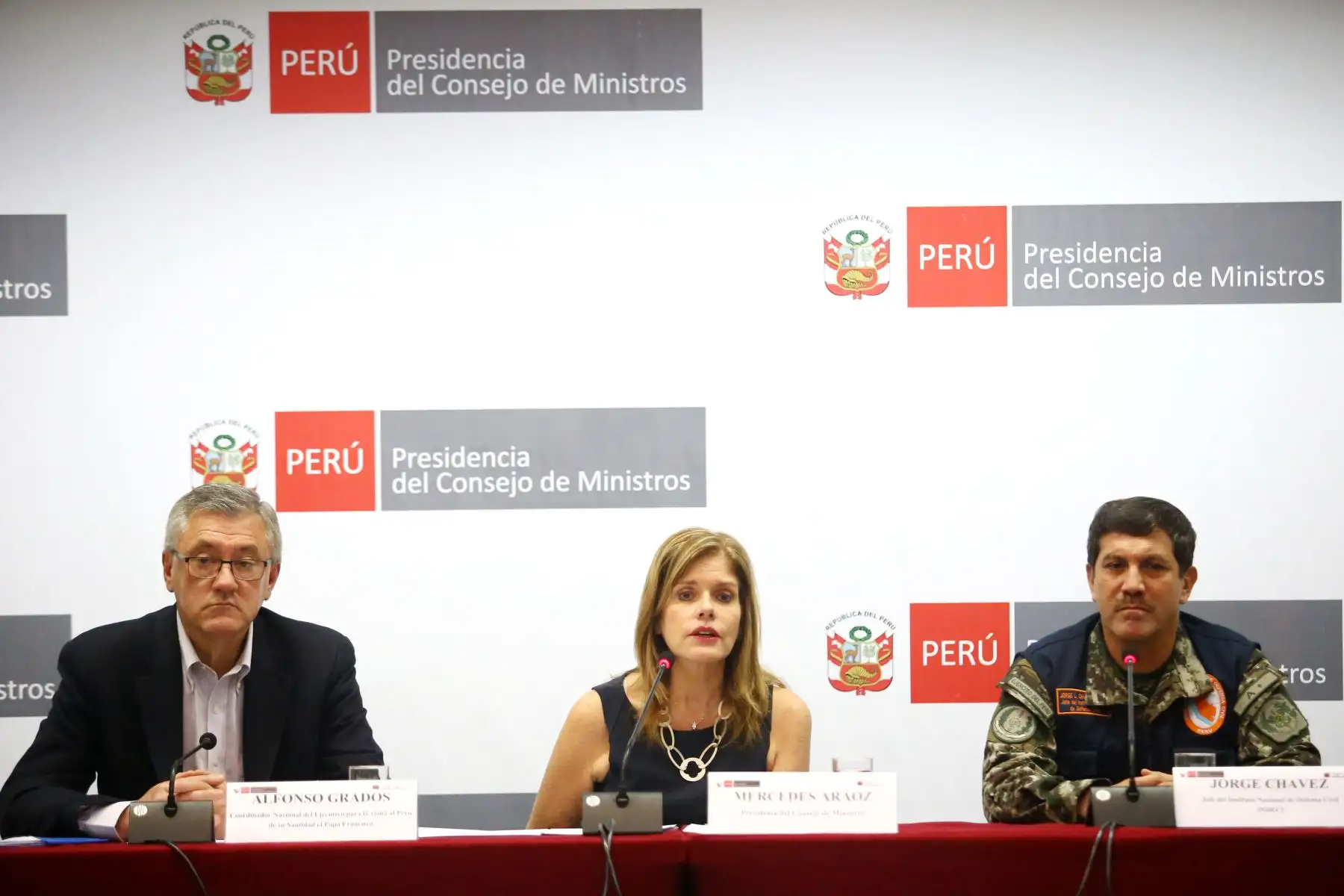 LIMA PERÚ - ENERO 12. La Presidenta del Consejo de Ministros, Mercedes Araoz Fernández, acompañada del Coordinador Nacional del Ejecutivo para la visita del Papa, Alfonso Grados, y el jefe del INDECI, general  EP, Jorge Chávez Cresta; participa hoy en la ceremonia de presentación de la página web informativa y de seguridad, diseñada con ocasión de la visita que el papa Francisco. Foto: ANDINA/Melina Mejía