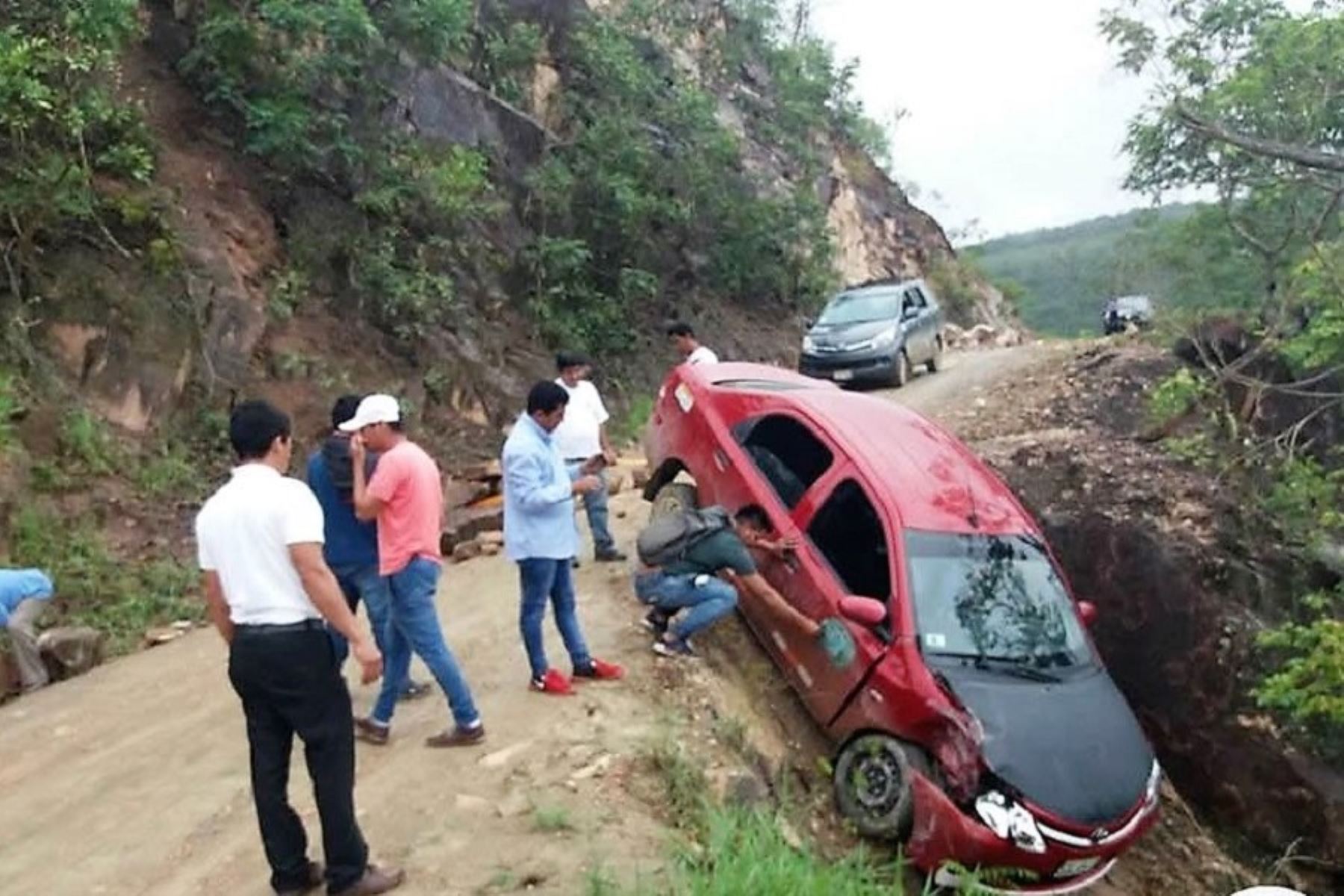 Auto salva de caer a abismo en San Martín en un accidente de tránsito provocado por lluvias. ANDINA