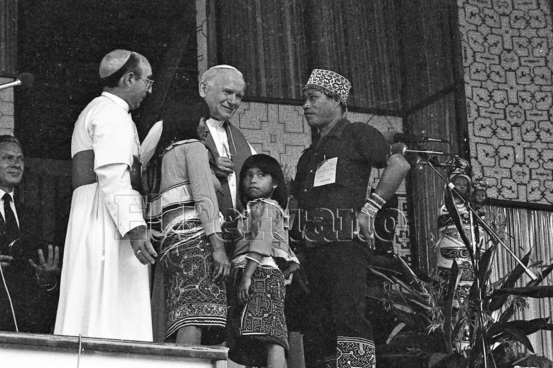 Iquitos (1985) Miembros de una comunidad nativa se acercan para breve diálogo con Juan Pablo II.