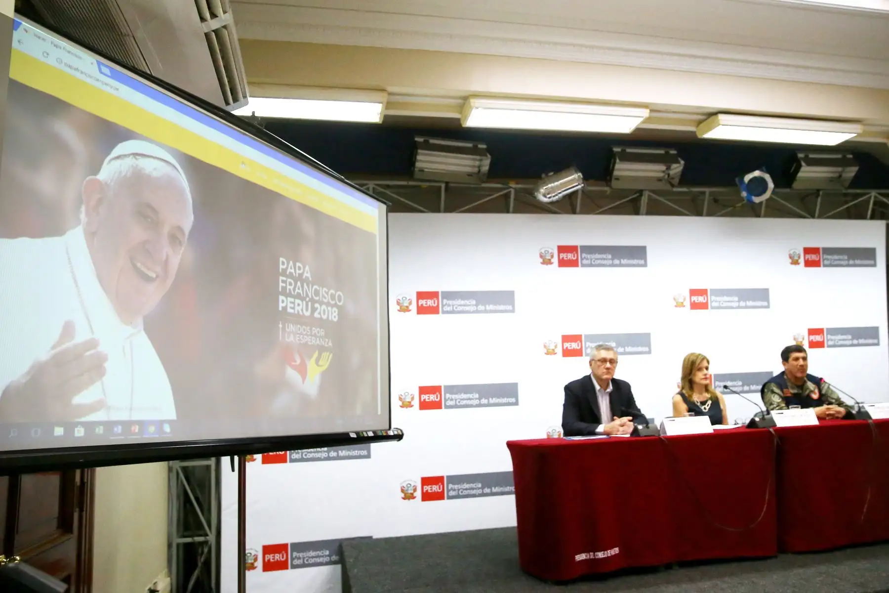 LIMA PERÚ - ENERO 12. La Presidenta del Consejo de Ministros, Mercedes Araoz Fernández, acompañada del Coordinador Nacional del Ejecutivo para la visita del Papa, Alfonso Grados, y el jefe del INDECI, general  EP, Jorge Chávez Cresta; participa hoy en la ceremonia de presentación de la página web informativa y de seguridad, diseñada con ocasión de la visita que el papa Francisco. Foto: ANDINA/Melina Mejía