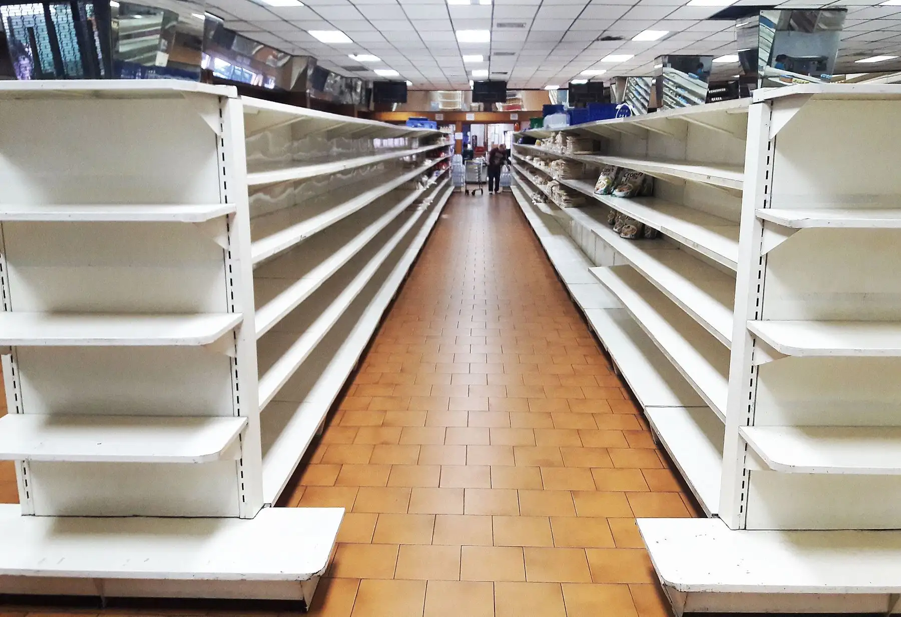 Anaqueles vacíos en supermercados en Caracas. Foto:AFP