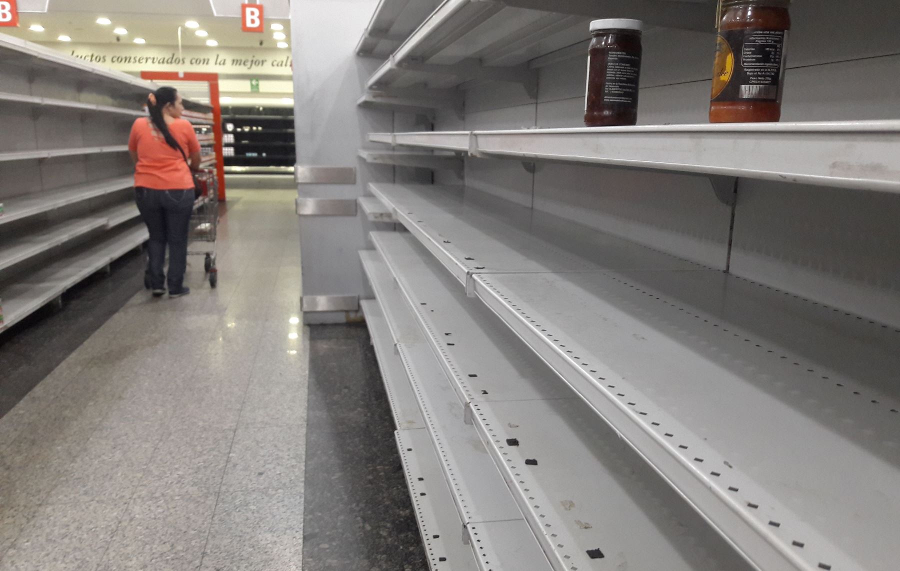 Anaqueles sin alimentos en supermercados de Caracas. Foto: AFP