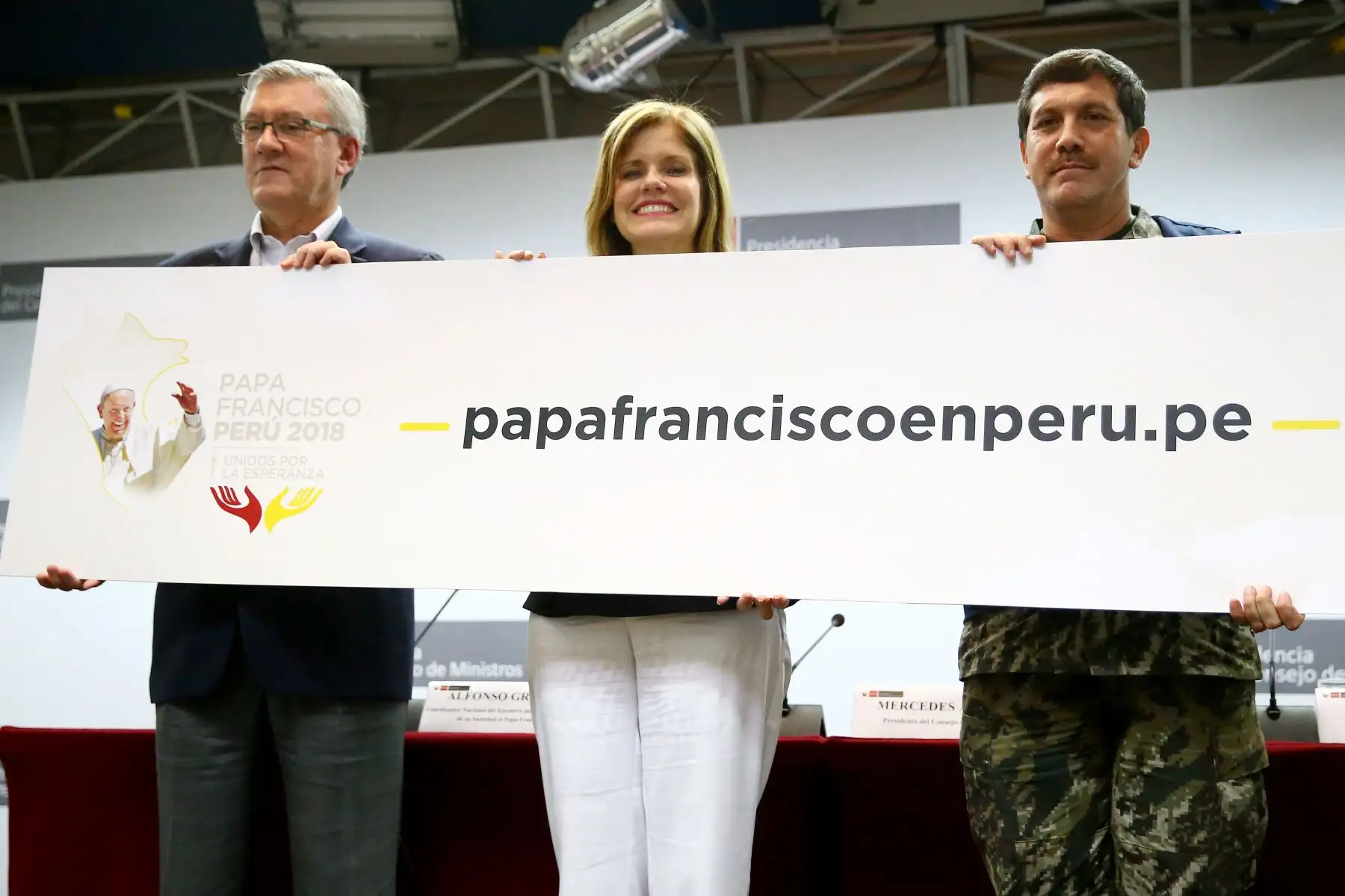LIMA PERÚ - ENERO 12. La Presidenta del Consejo de Ministros, Mercedes Araoz Fernández, acompañada del Coordinador Nacional del Ejecutivo para la visita del Papa, Alfonso Grados, y el jefe del INDECI, general  EP, Jorge Chávez Cresta; participa hoy en la ceremonia de presentación de la página web informativa y de seguridad, diseñada con ocasión de la visita que el papa Francisco. Foto: ANDINA/Melina Mejía