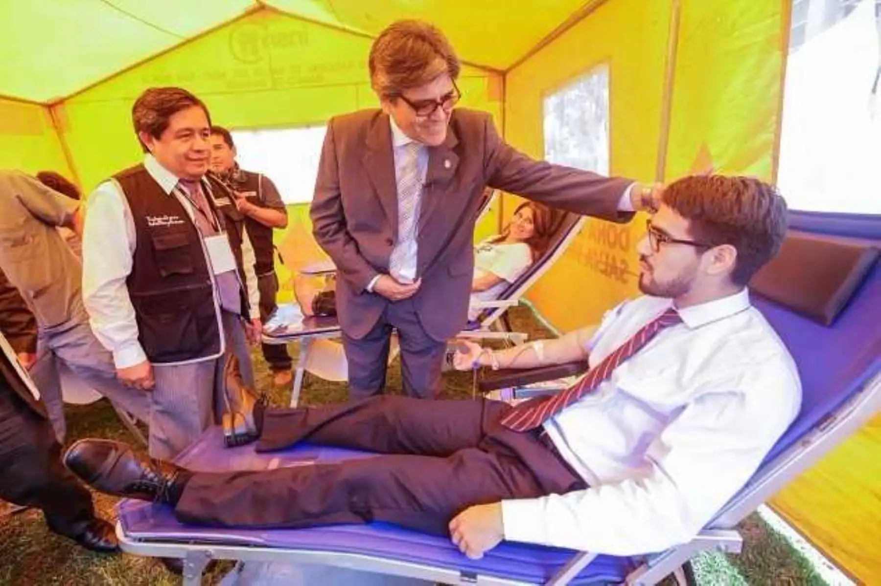 Ministro Abel Salinas exhorta a donar sangre.